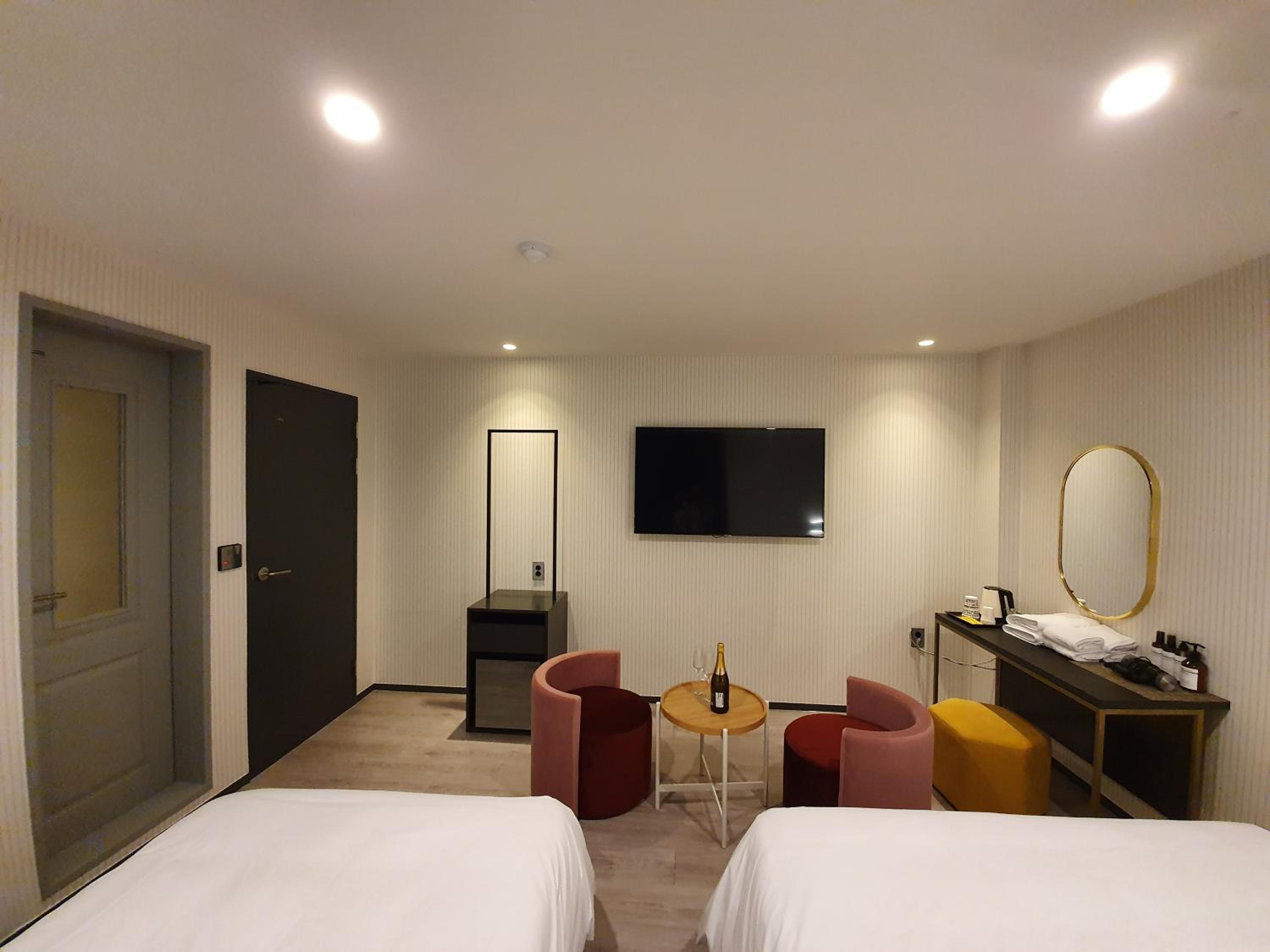 Twin Room with Bath - Photo 9