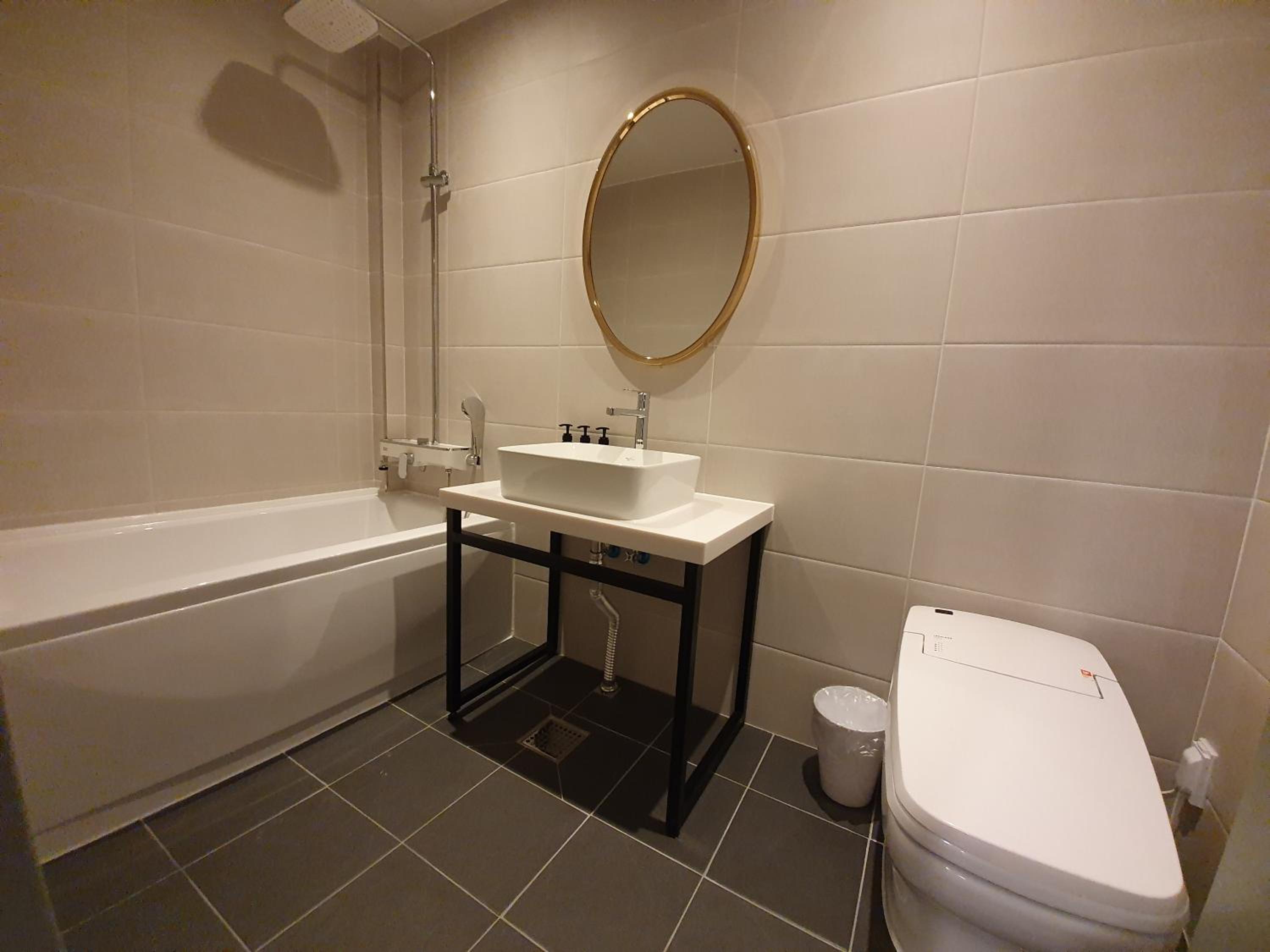 Deluxe Double Room with Bath - Photo 10