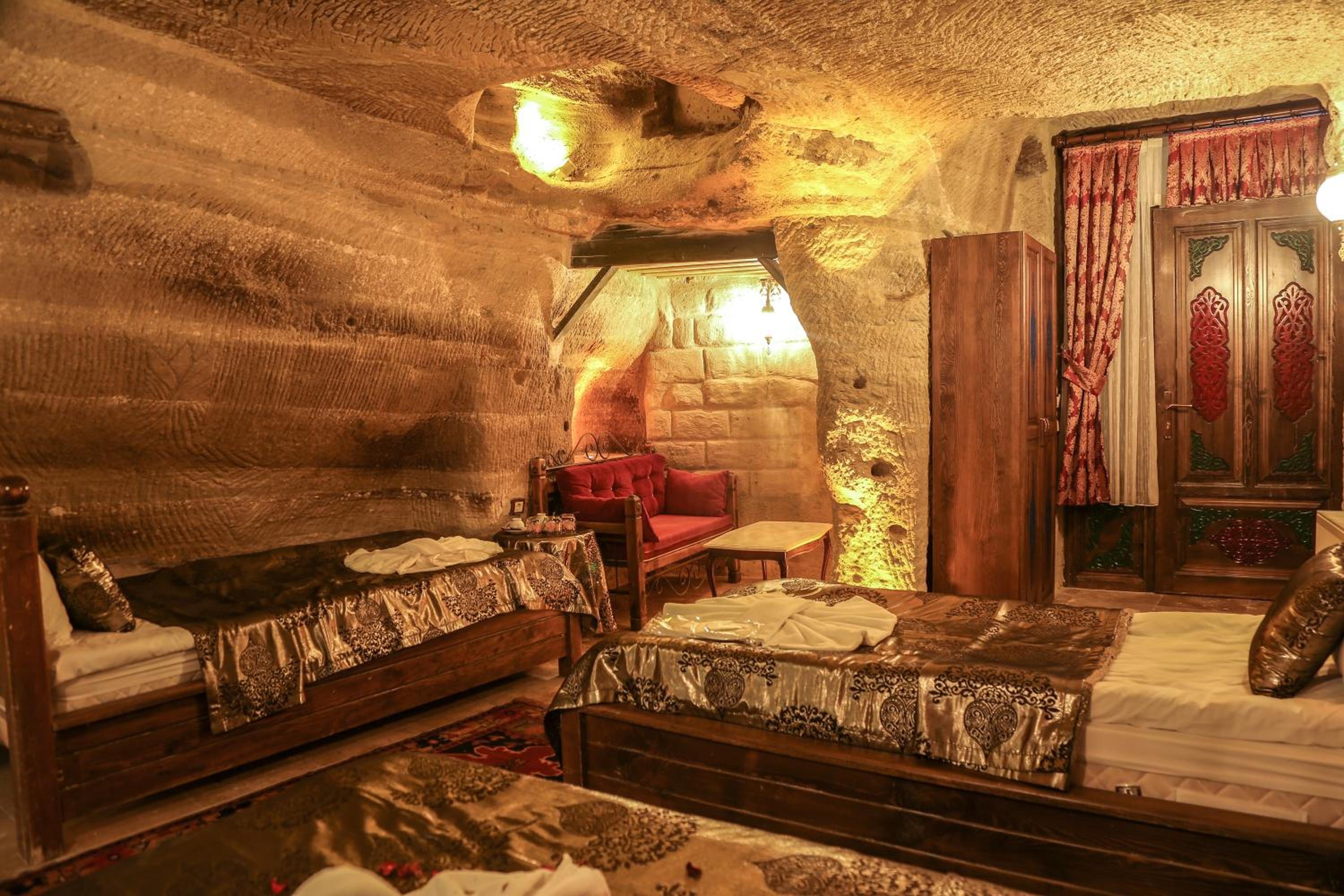 Deluxe Cave Suite (4 Adults)