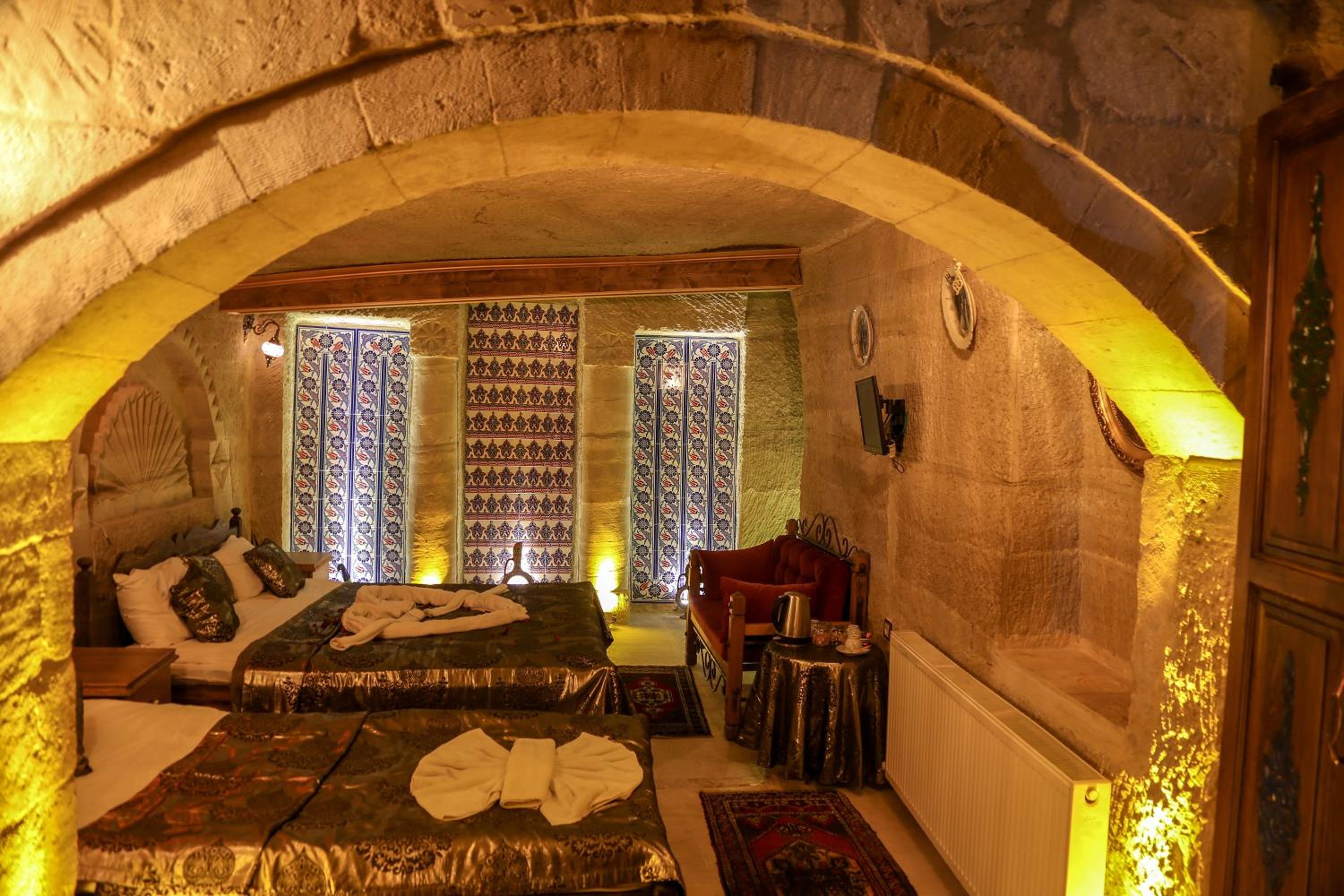 Deluxe Cave Suite (3 Adults) photo 1