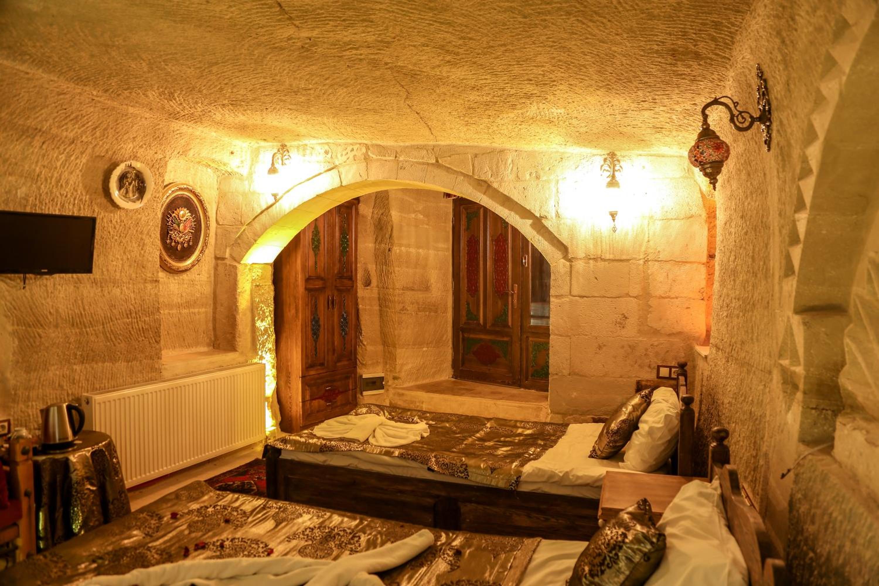 Deluxe Cave Suite (3 Adults) photo 2
