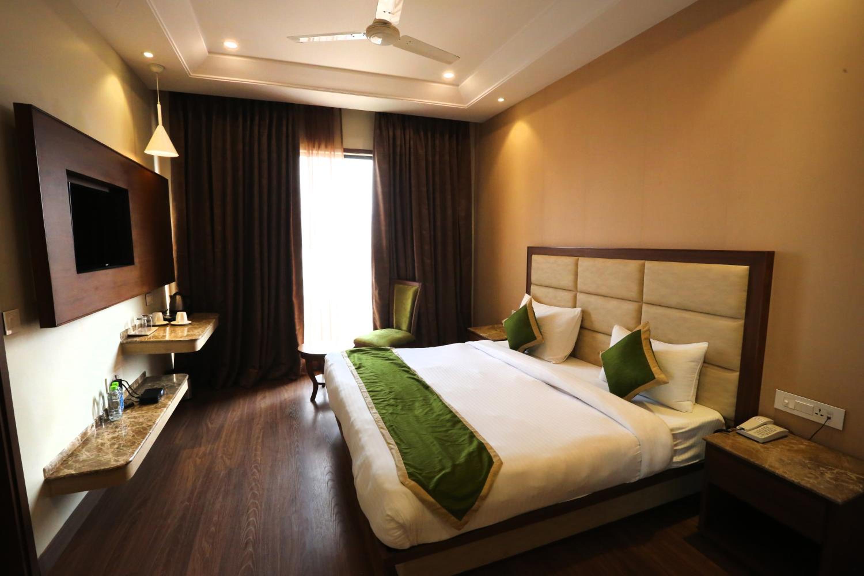 Deluxe Room With 20% Discount on Food