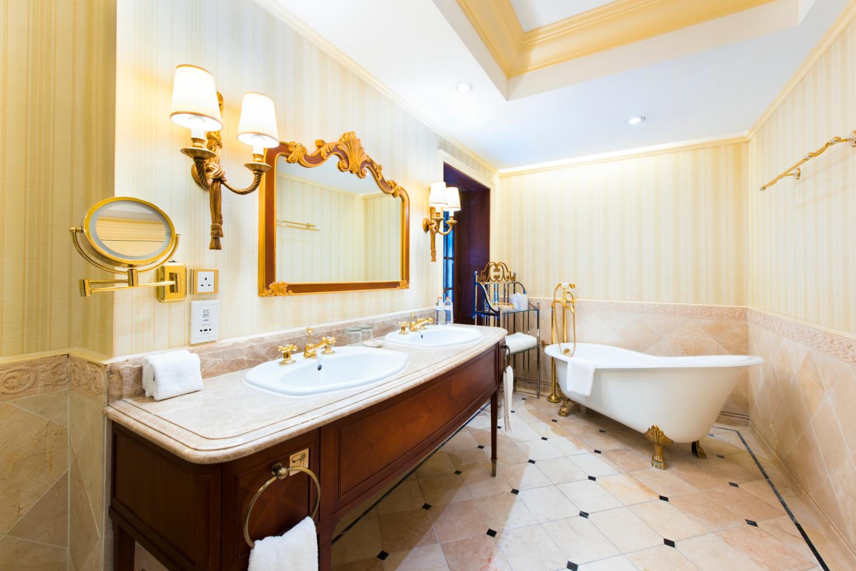 Twin Suite with City View and Balcony - Photo 3