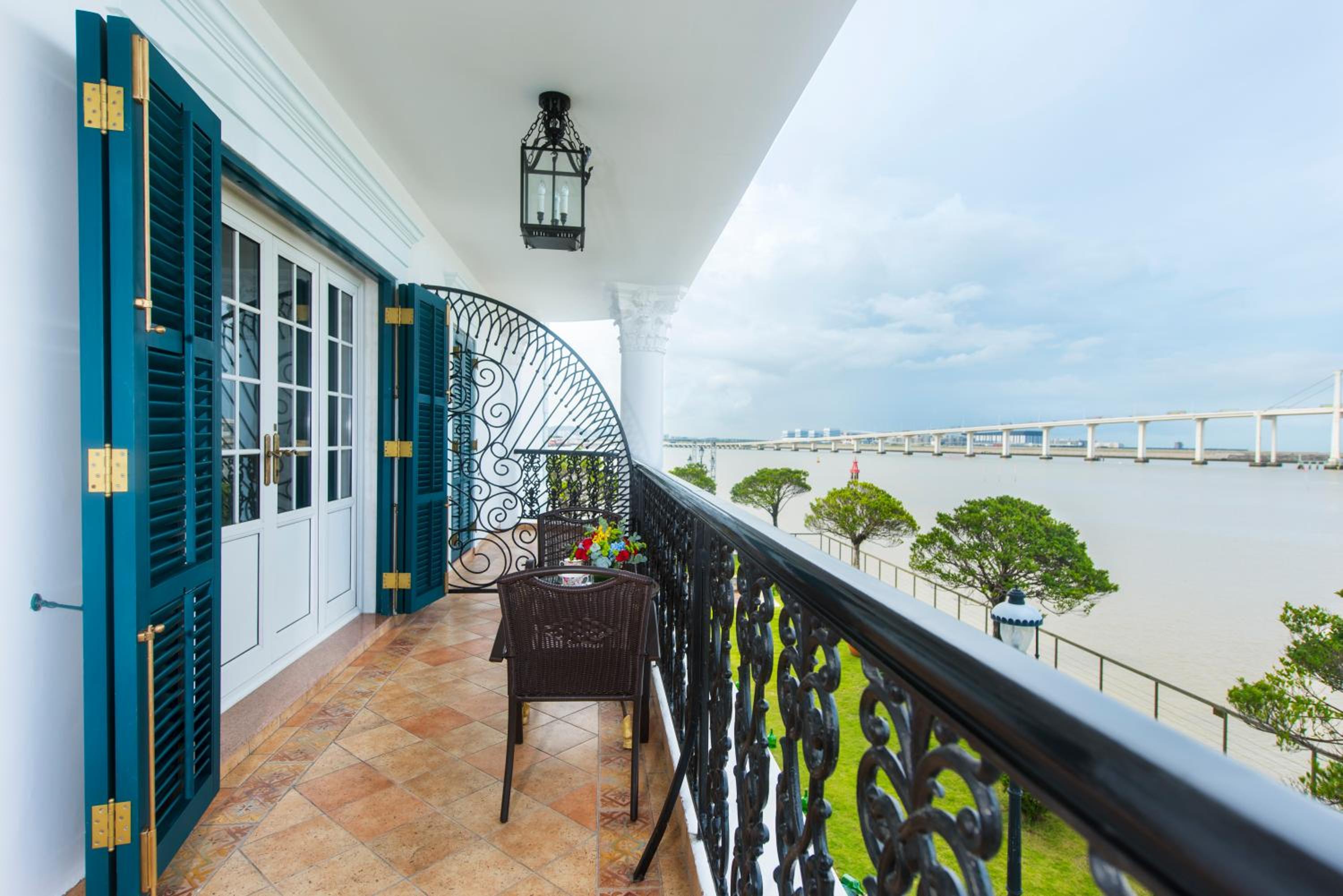 Twin Suite with City View and Balcony - Photo 2