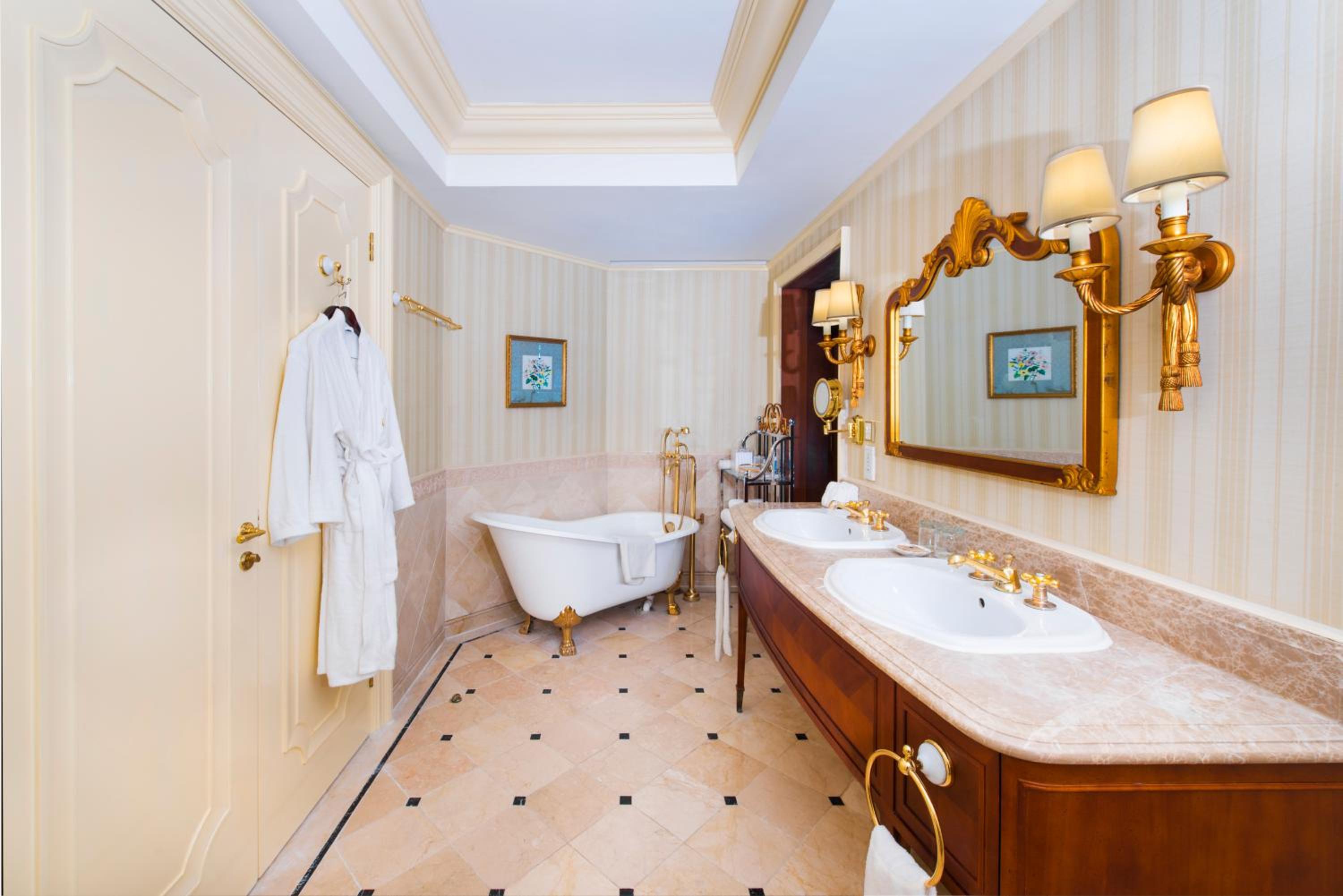Twin Suite with City View and Balcony - Photo 4