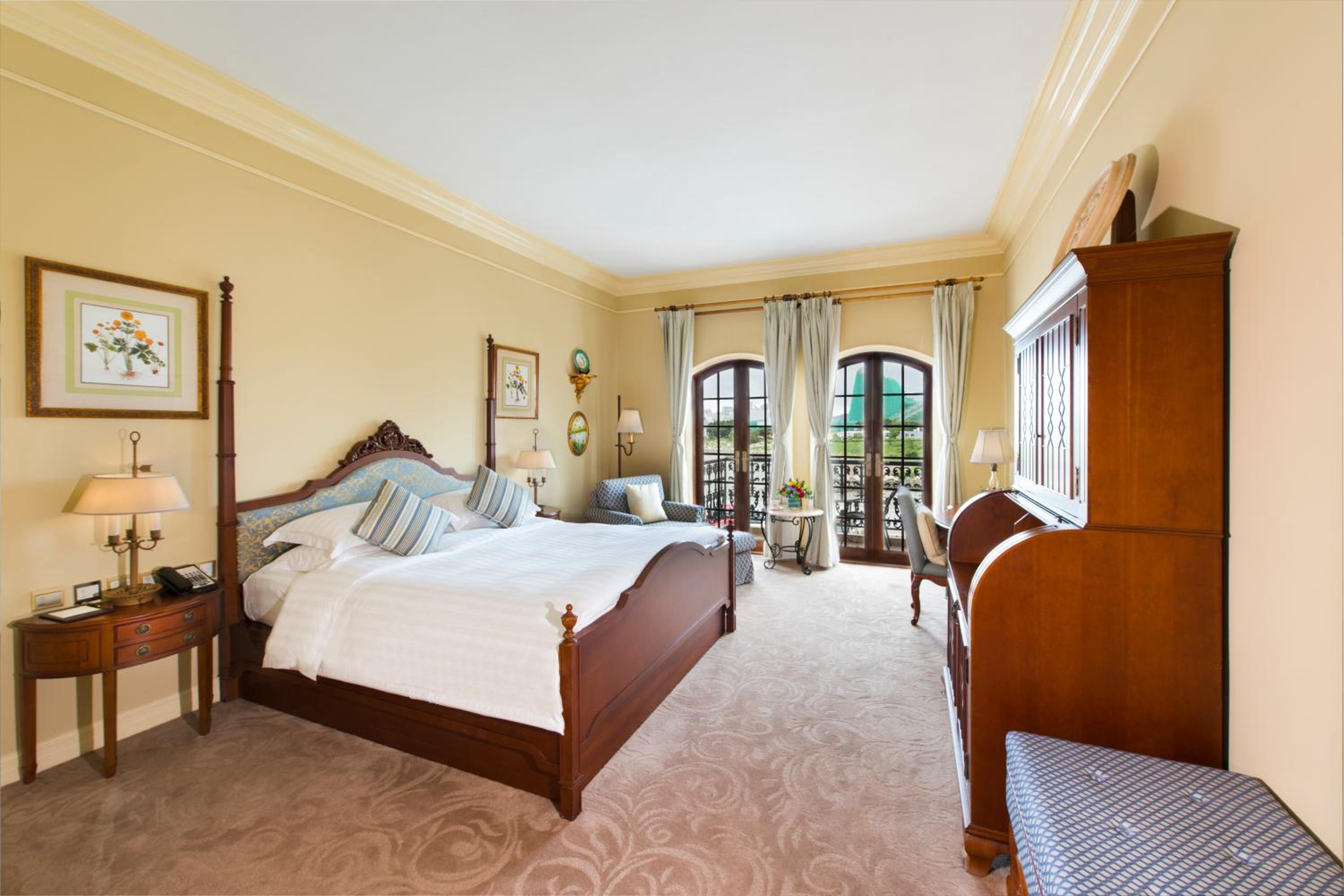 Deluxe King Room with City View and Balcony photo 1