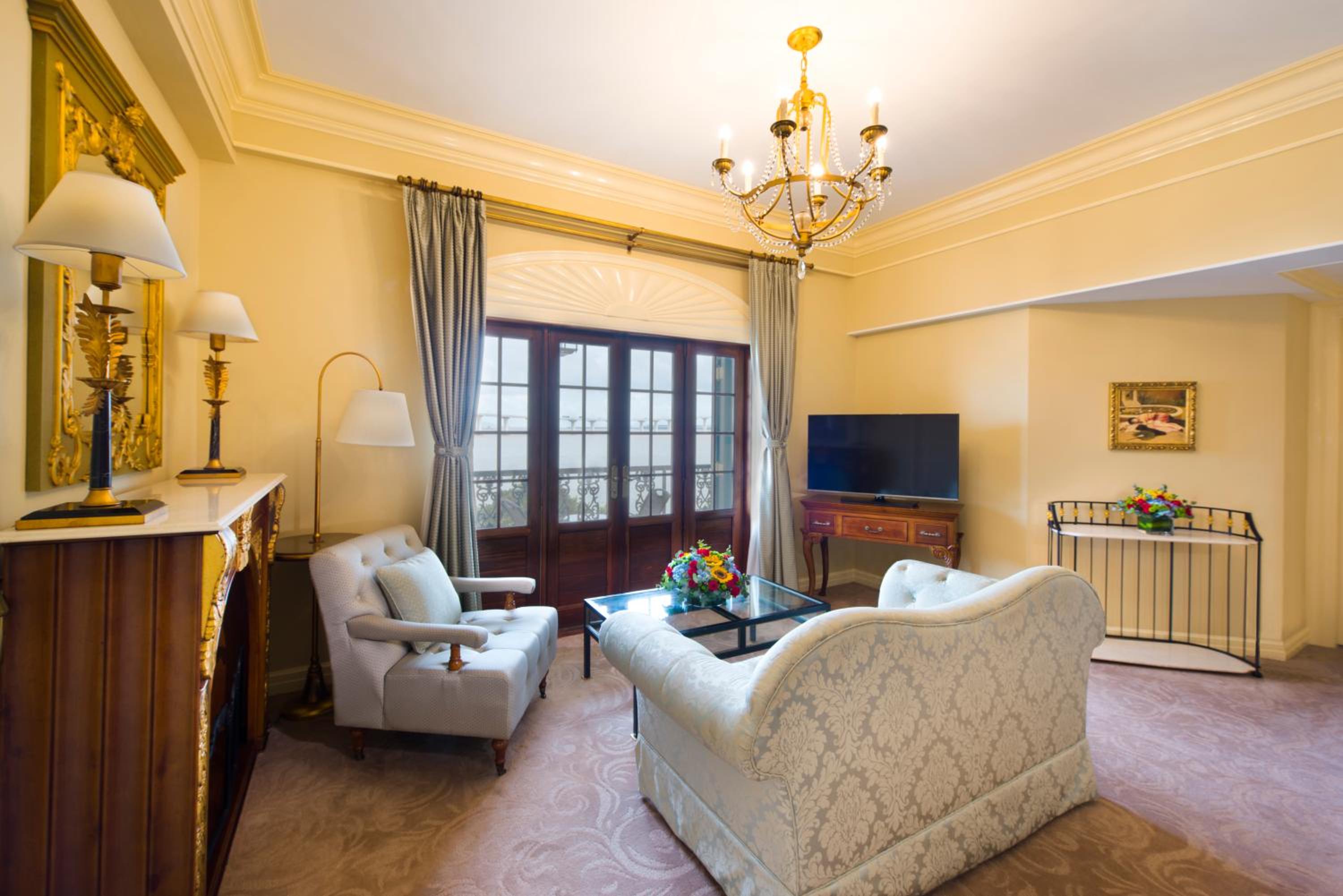 King Suite with Wharf View and Balcony photo 3