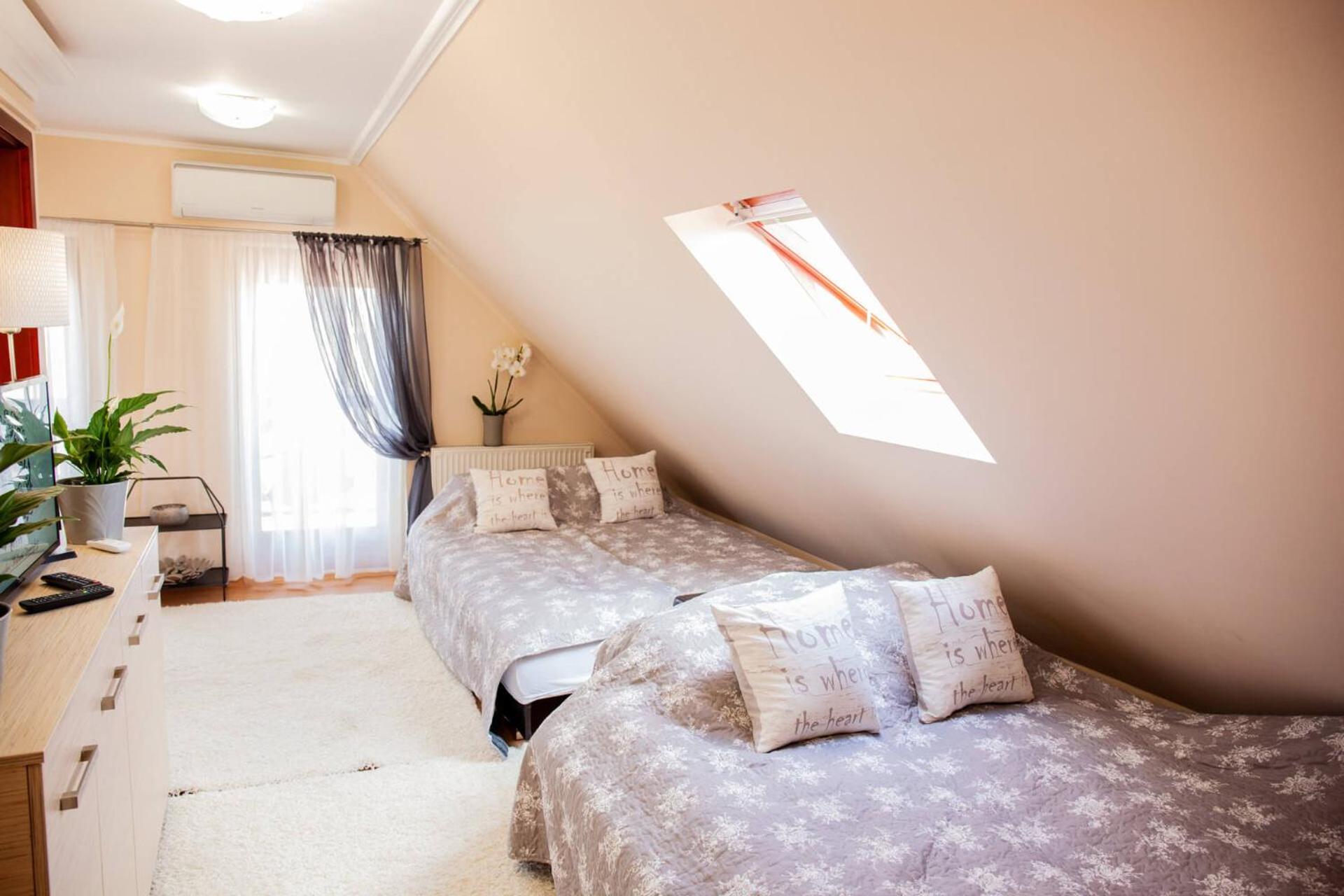 Quadruple Room with Private Bathroom photo 1