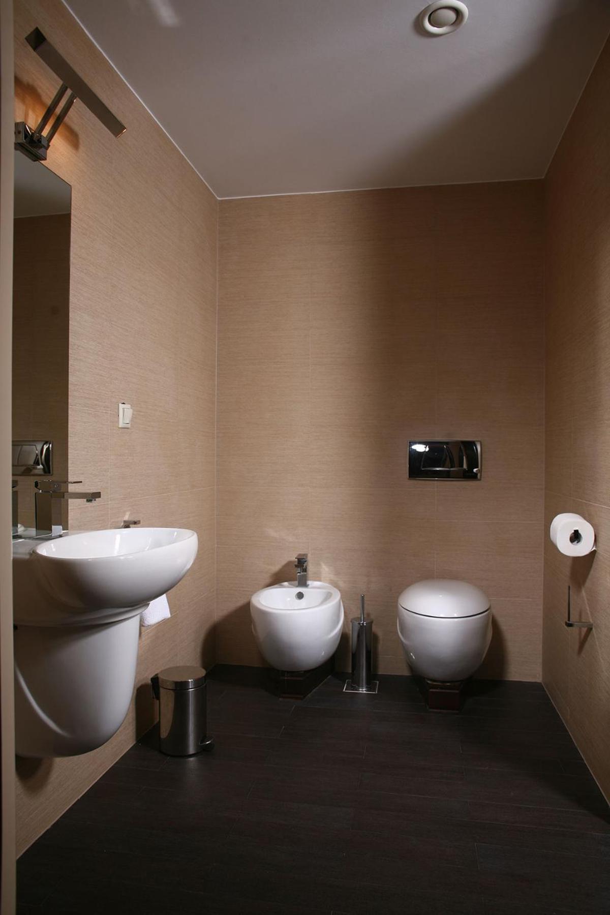 Suite with Balcony - Photo 5