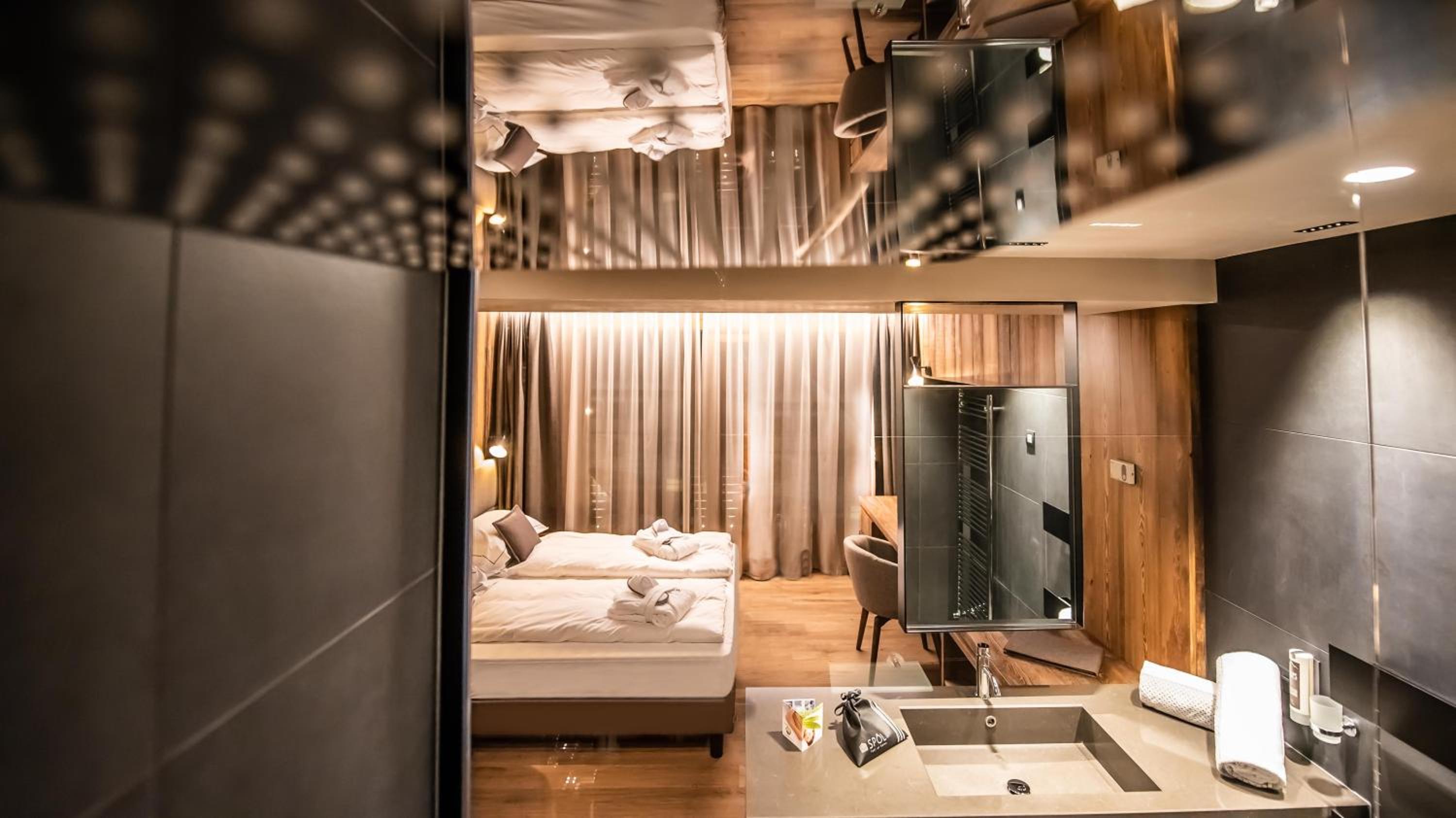 King Room with Balcony photo 2