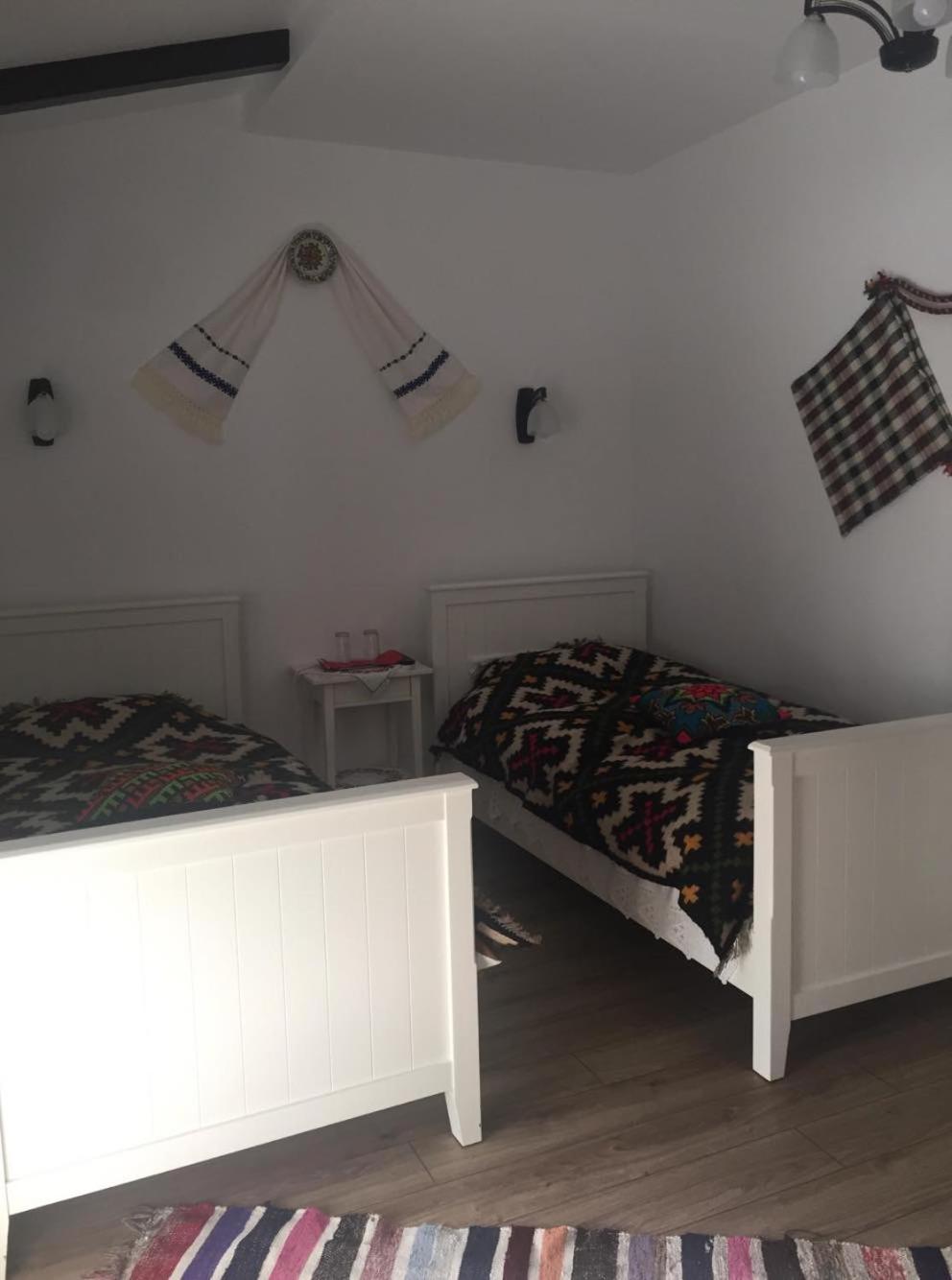 Twin Room with Private Bathroom - Photo 3