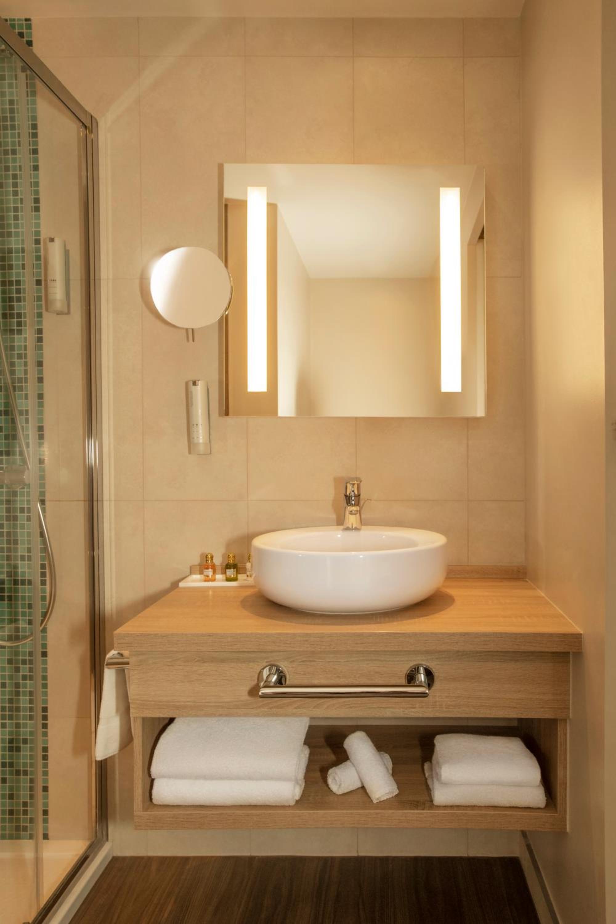 Standard Double or Twin Room - Photo 6
