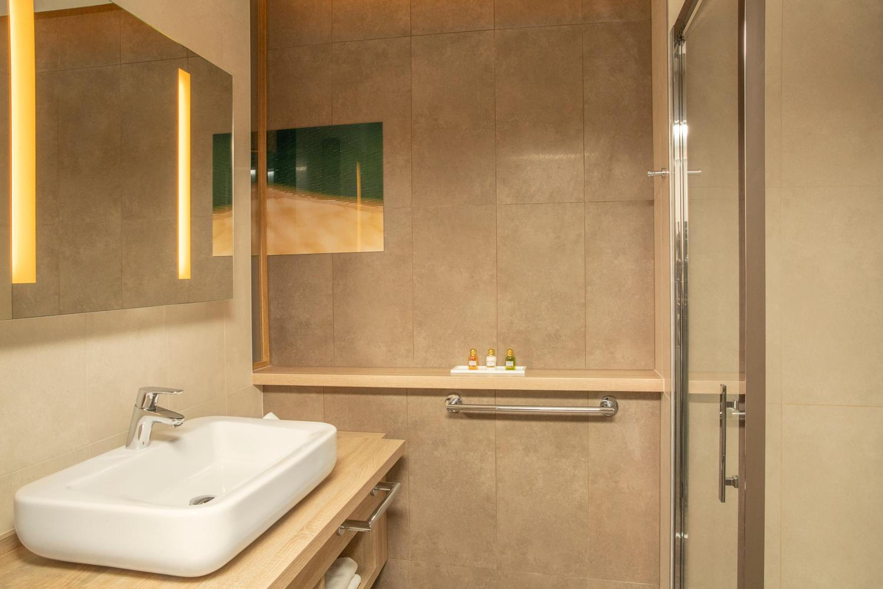 Standard Double or Twin Room - Photo 7