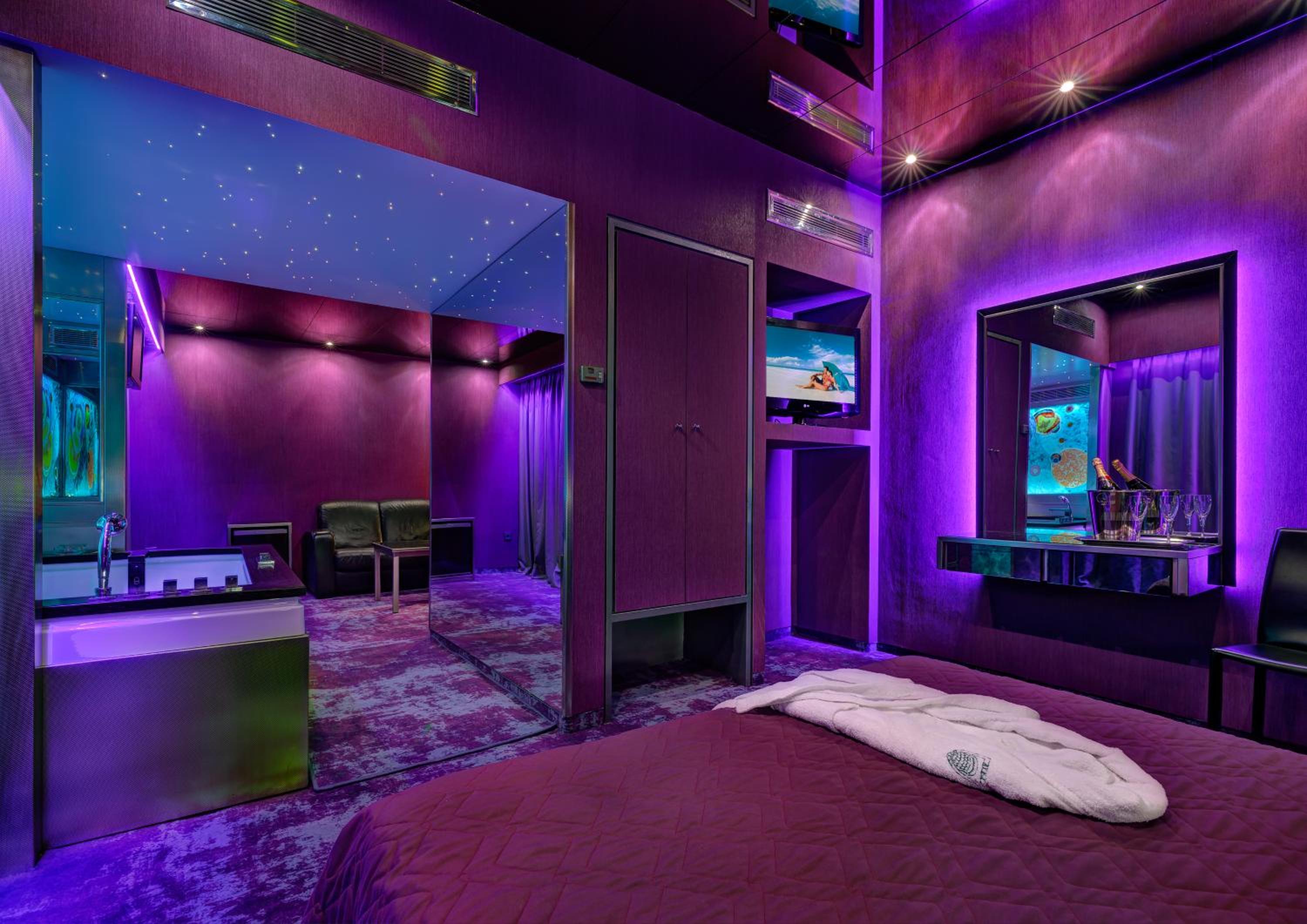 Suite with Spa Bath - Photo 4