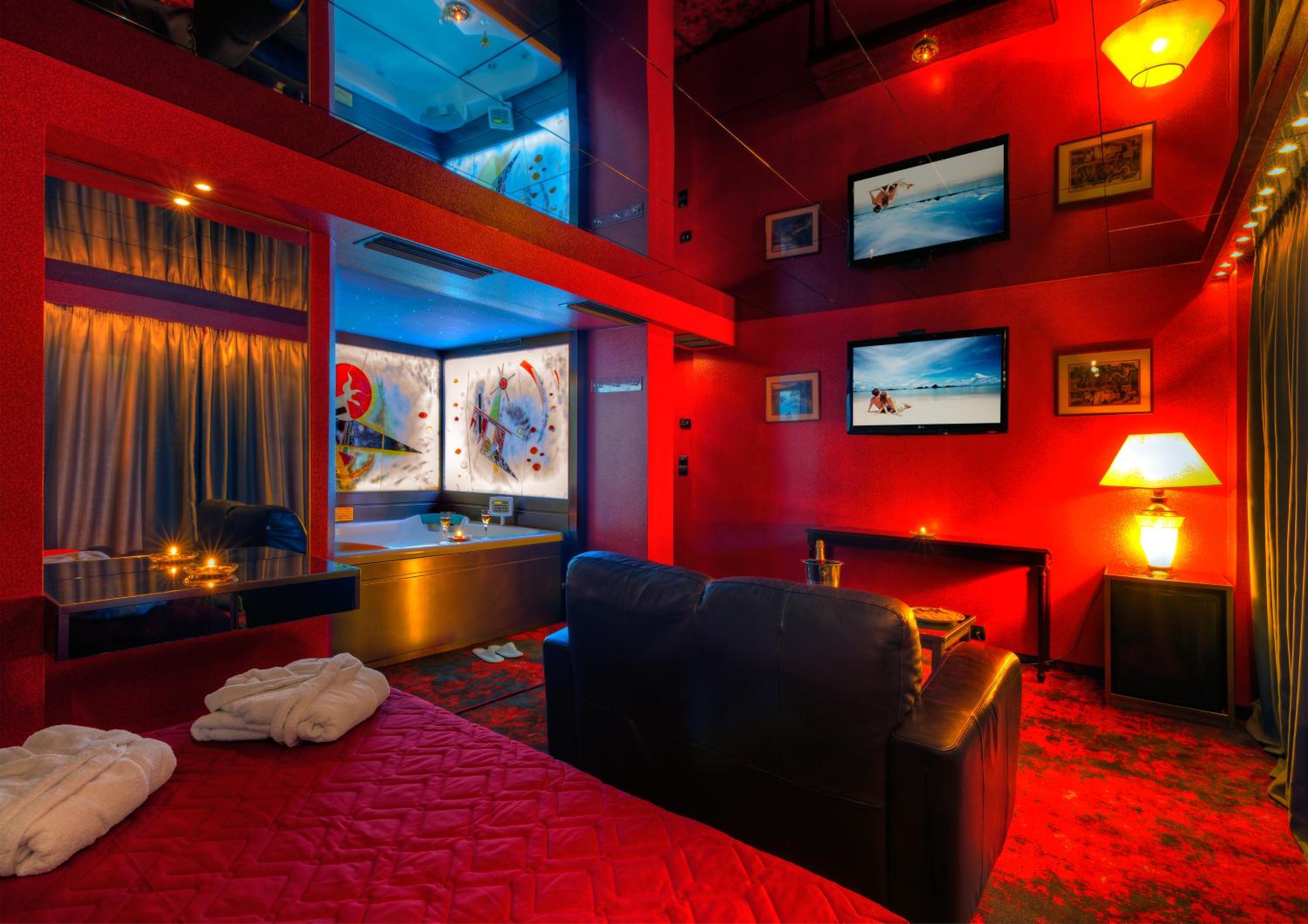 Suite with Spa Bath - Photo 3