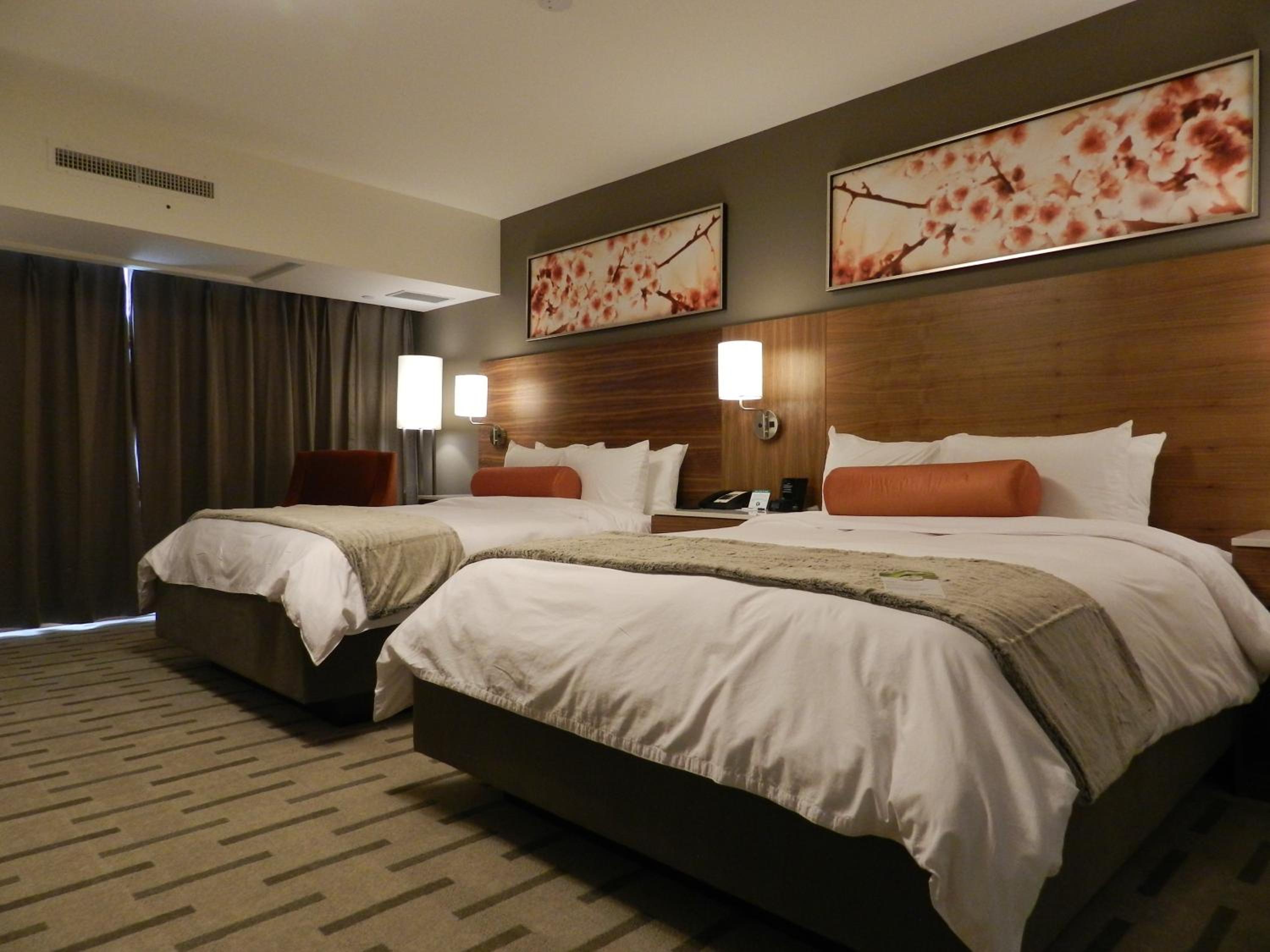 Room with Two Queen Beds Non-Smoking thumbnail 6