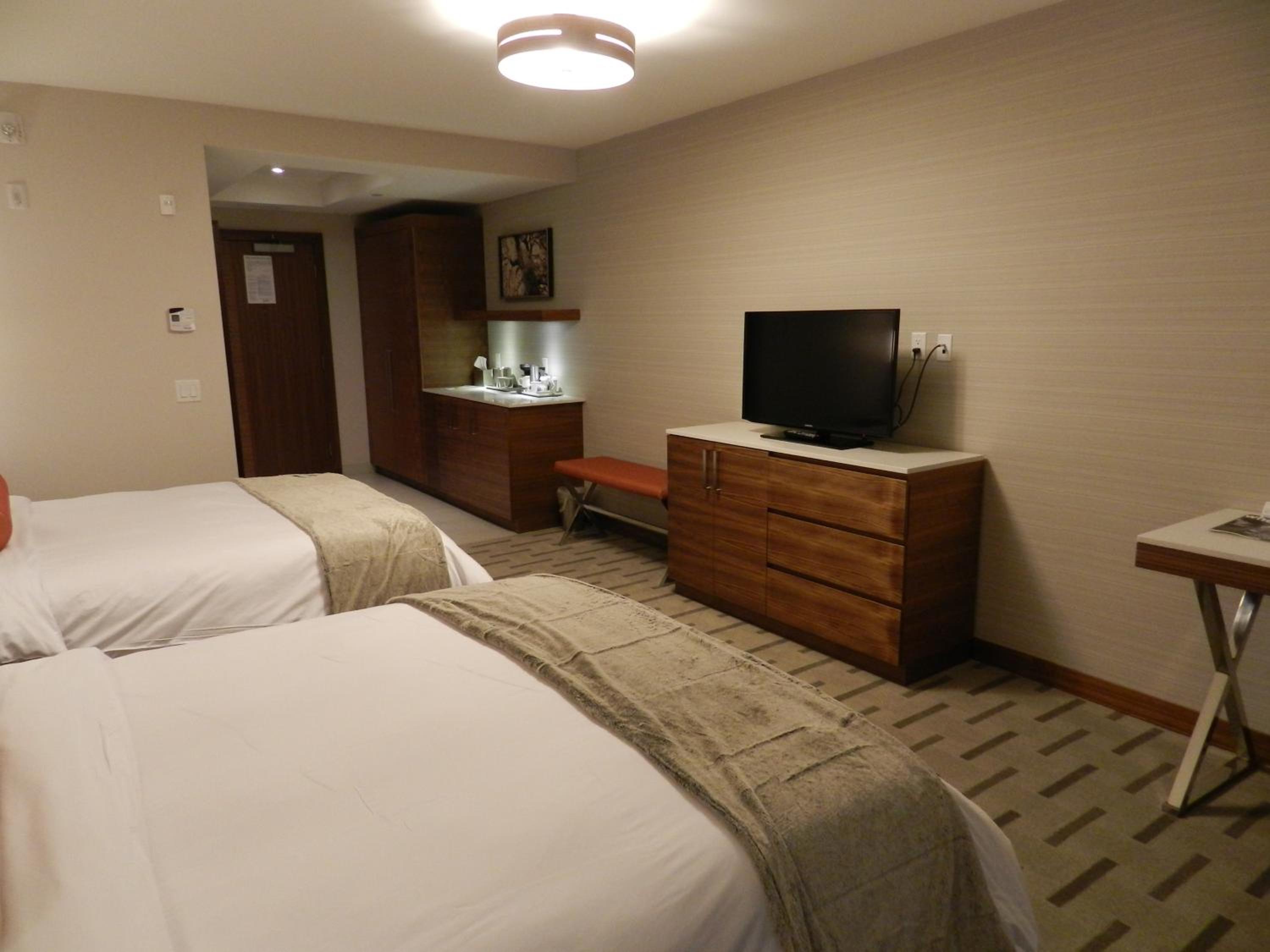 Room with Two Queen Beds Non-Smoking thumbnail 5