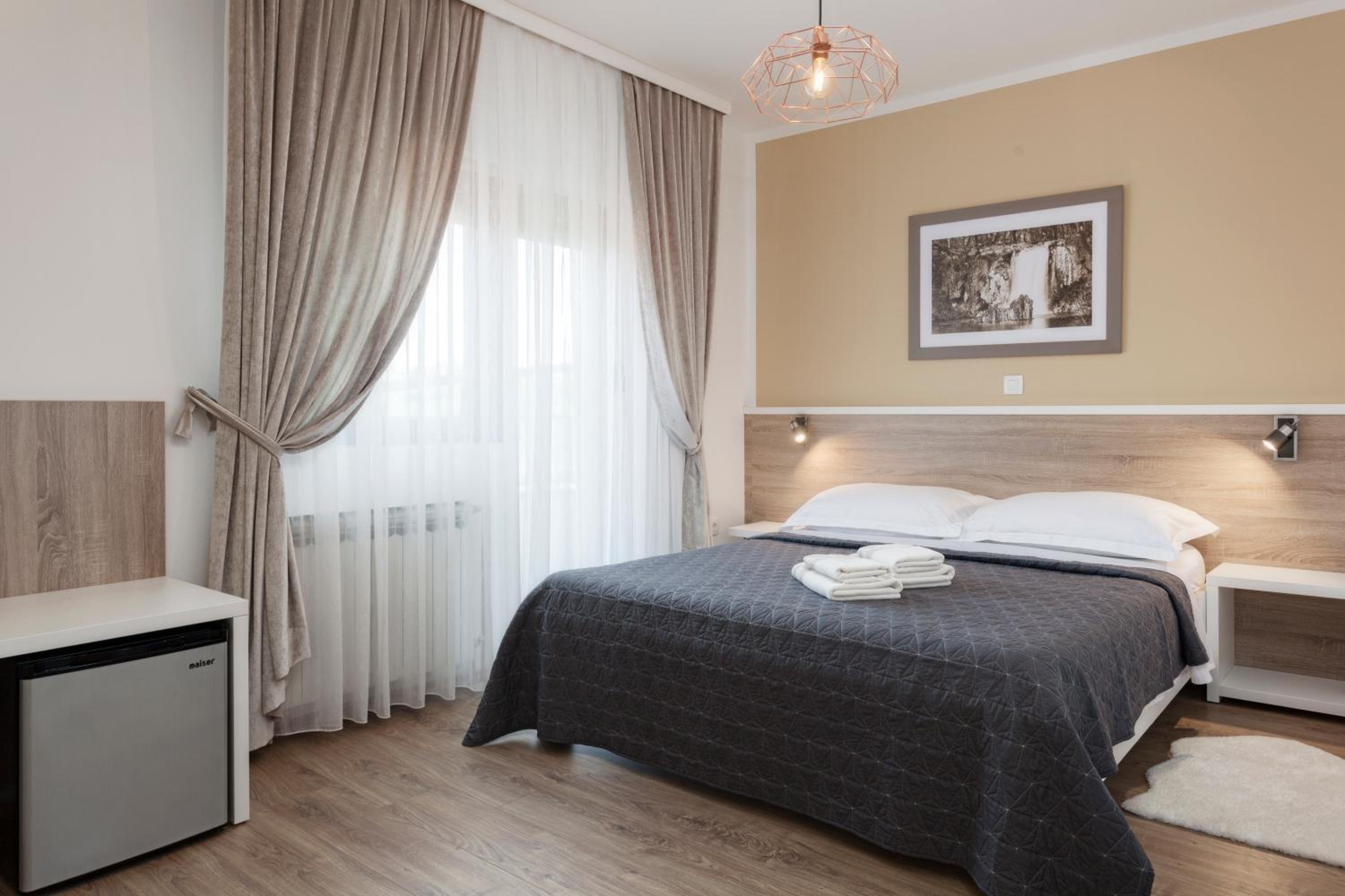 Deluxe Double or Twin Room - Photo 8