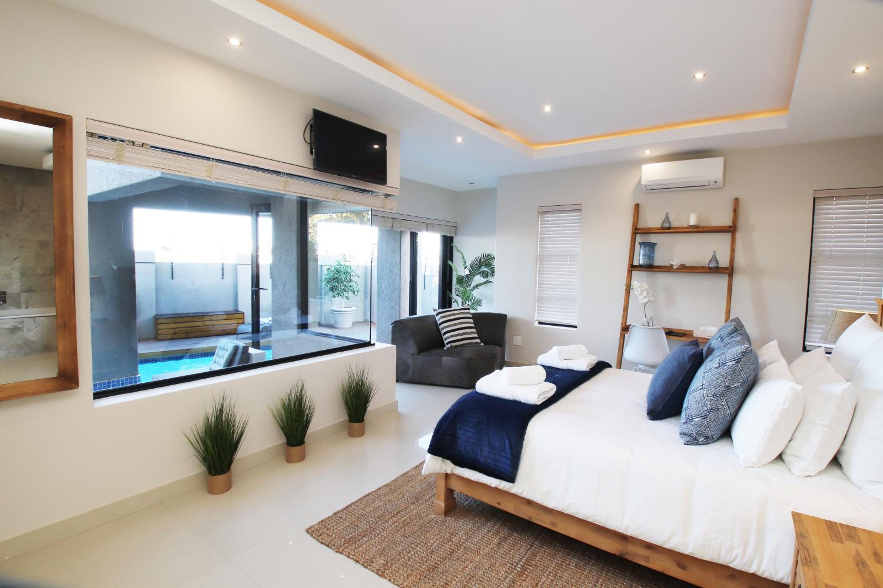 Queen Suite with Pool View