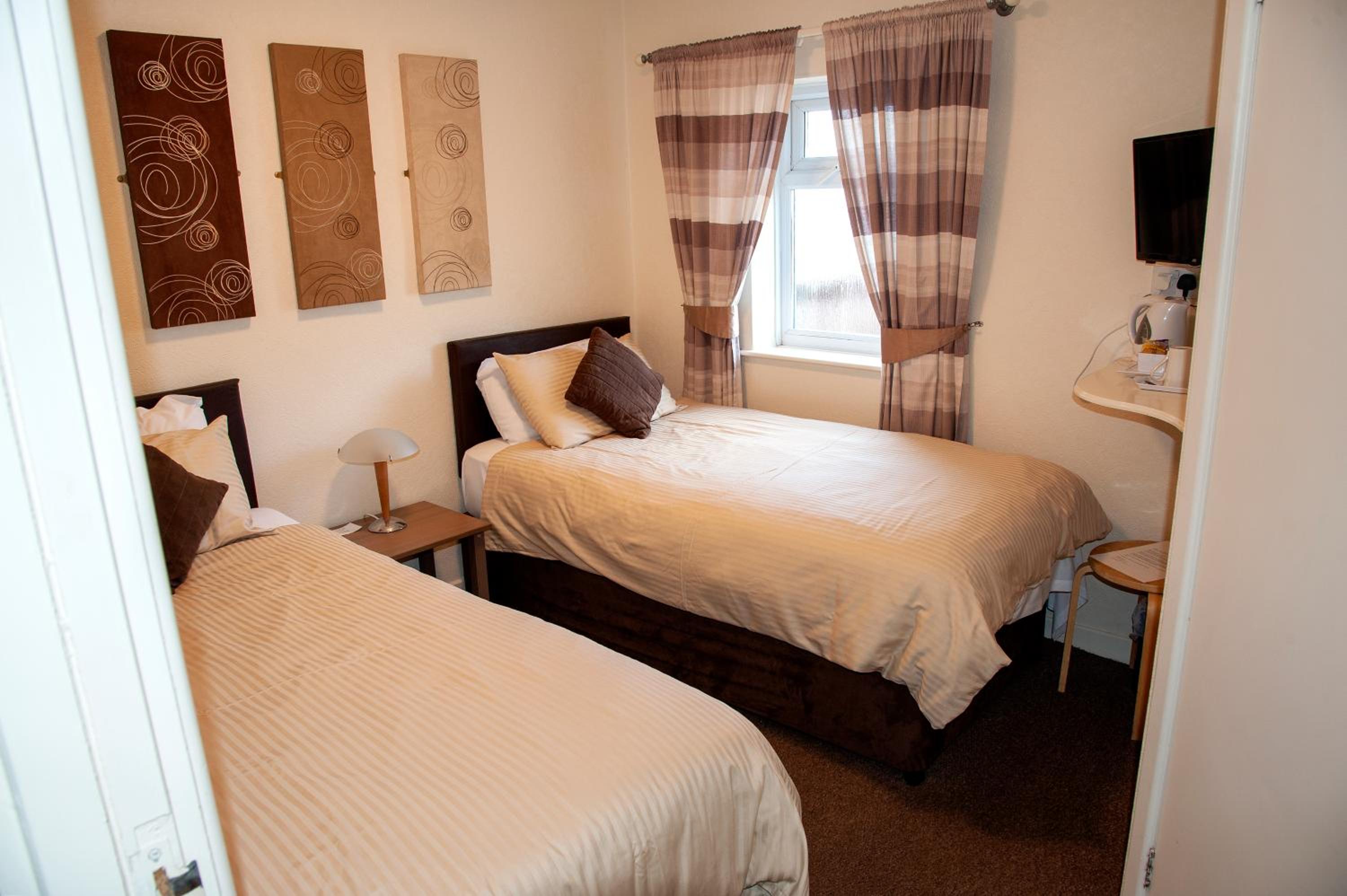 Twin Room with Private Bathroom photo 2