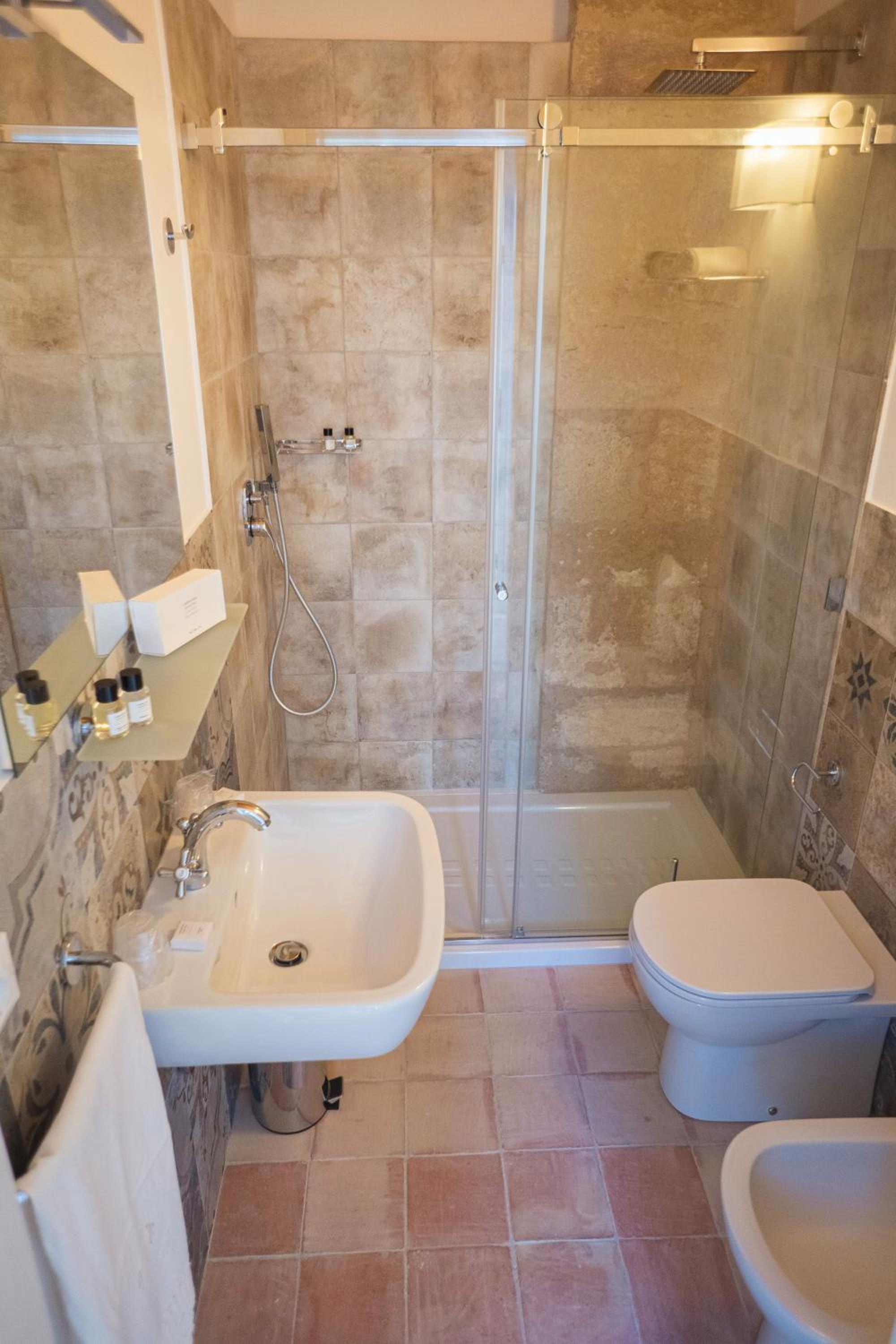 Standard Double Room - Photo 4