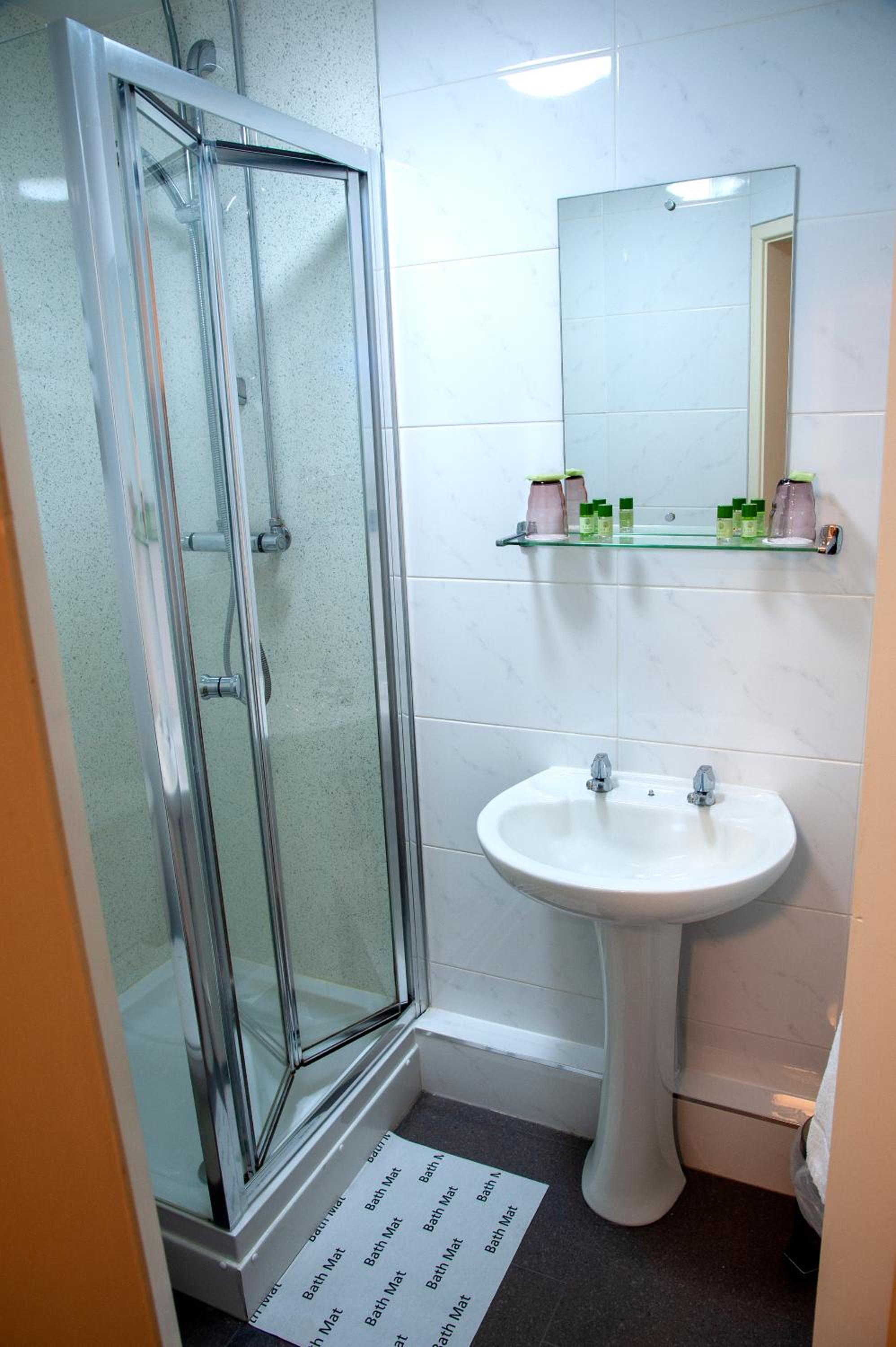 Twin Room with Private Bathroom photo 3