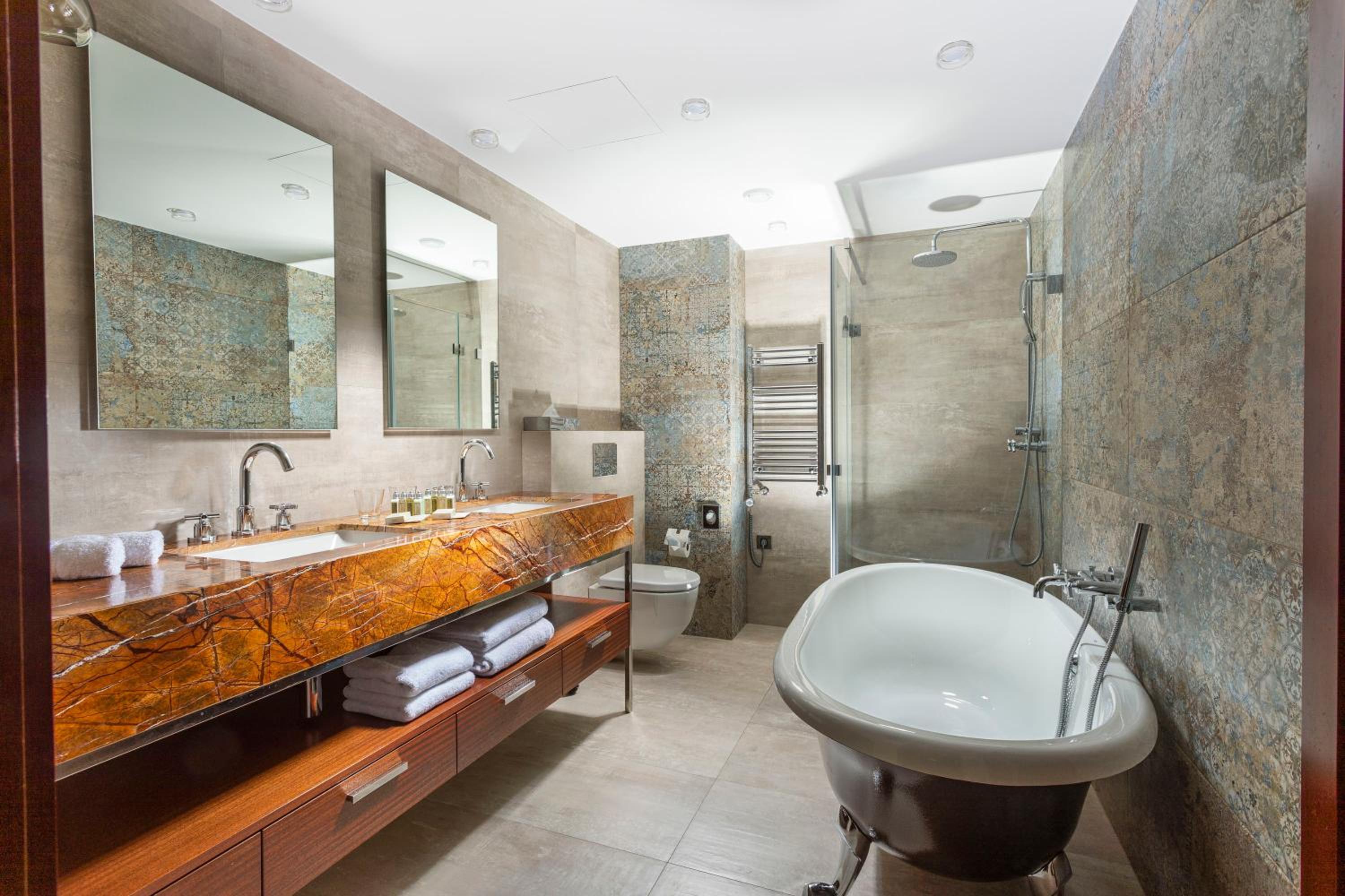 Suite - Photo 5