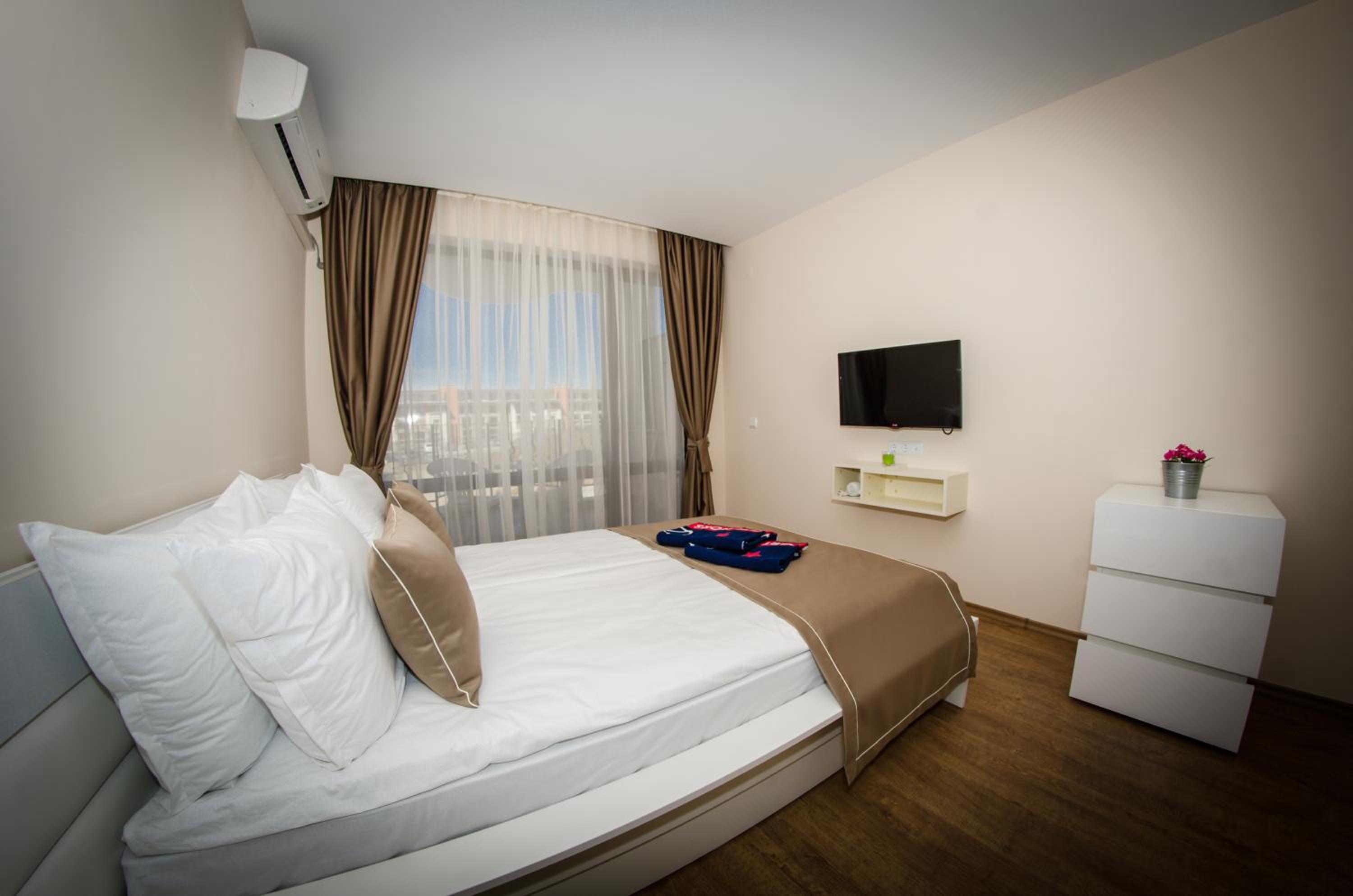 Family Room with Balcony (2 Adults + 1 Child) photo 1