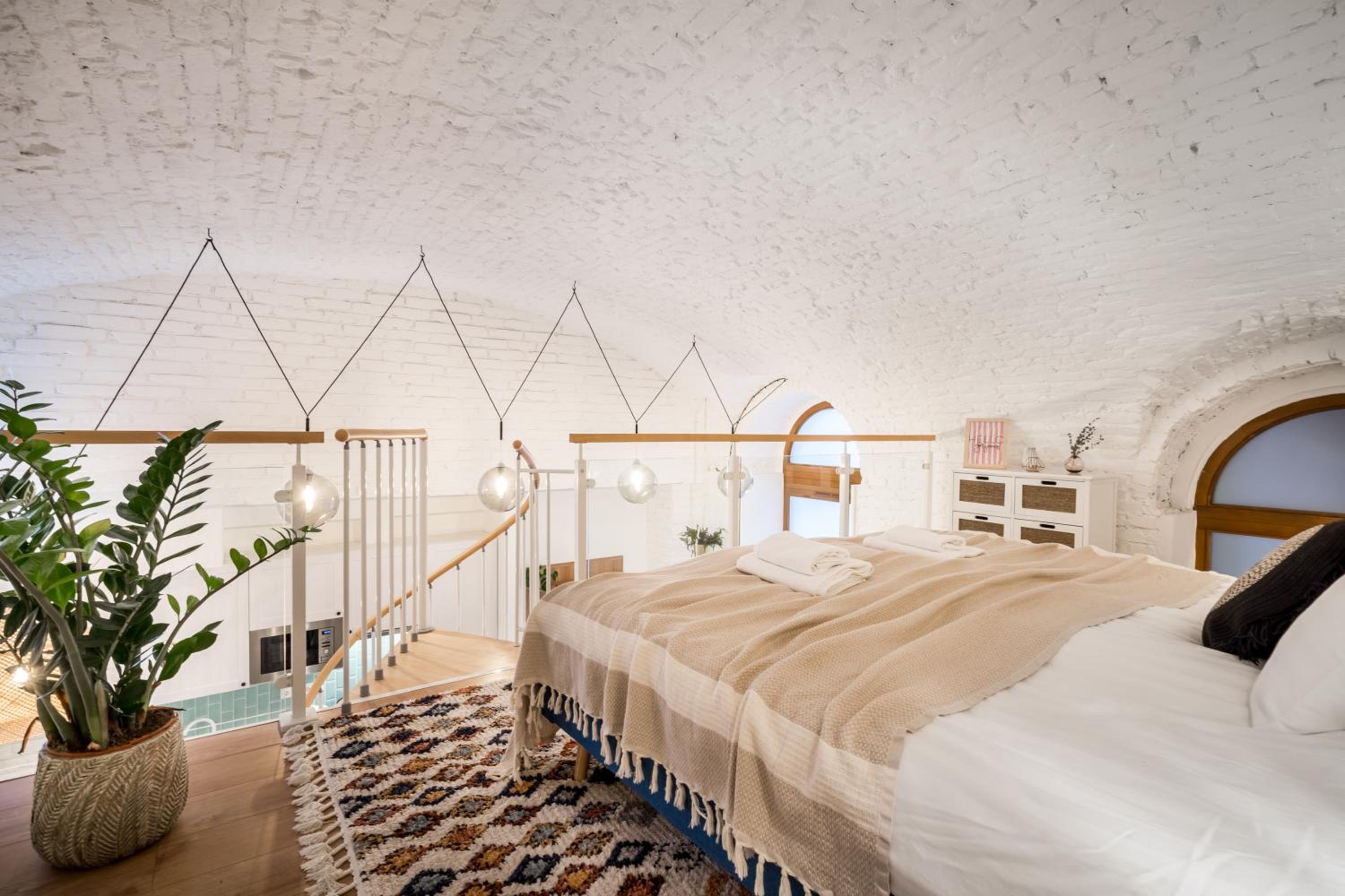 Elegant Boho Chic Home - Photo 12