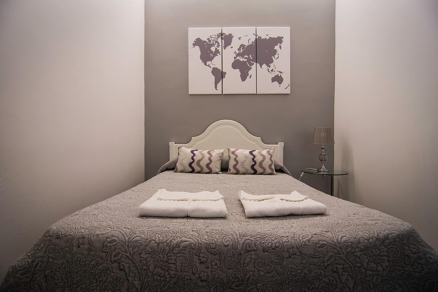 Small Double Room with Shared Bathroom photo 1