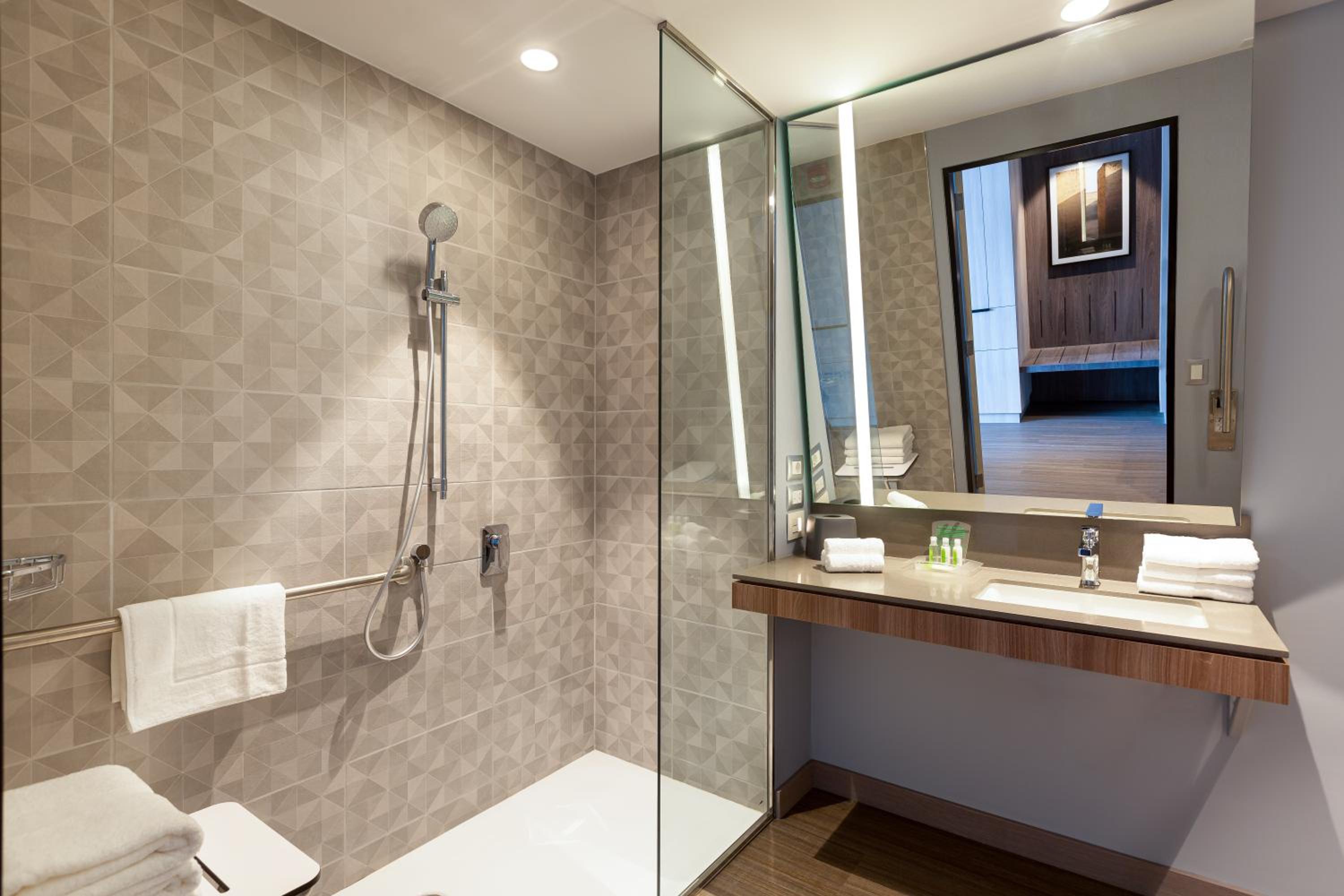Standard King Room - Accessible - Photo 4