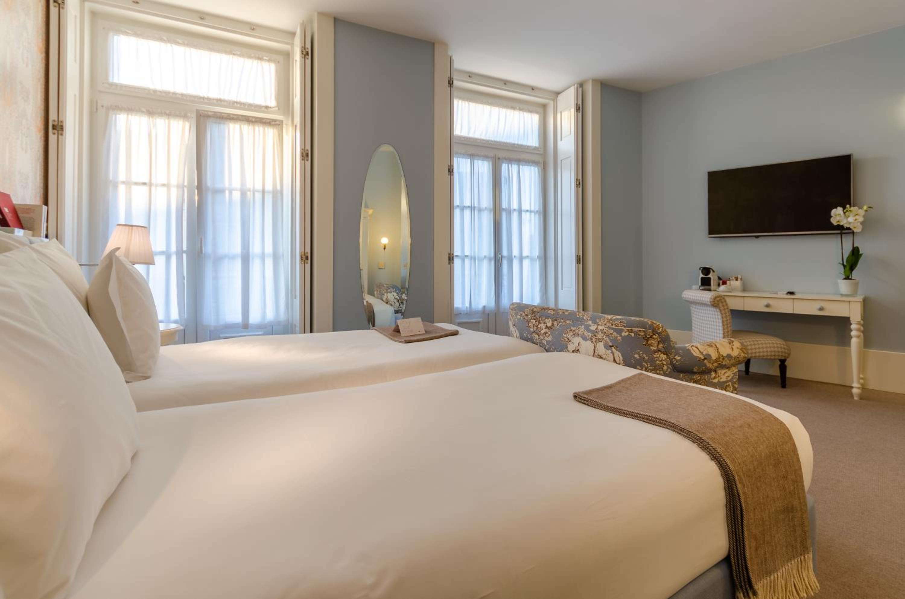 Superior Double Room with City View thumbnail 5