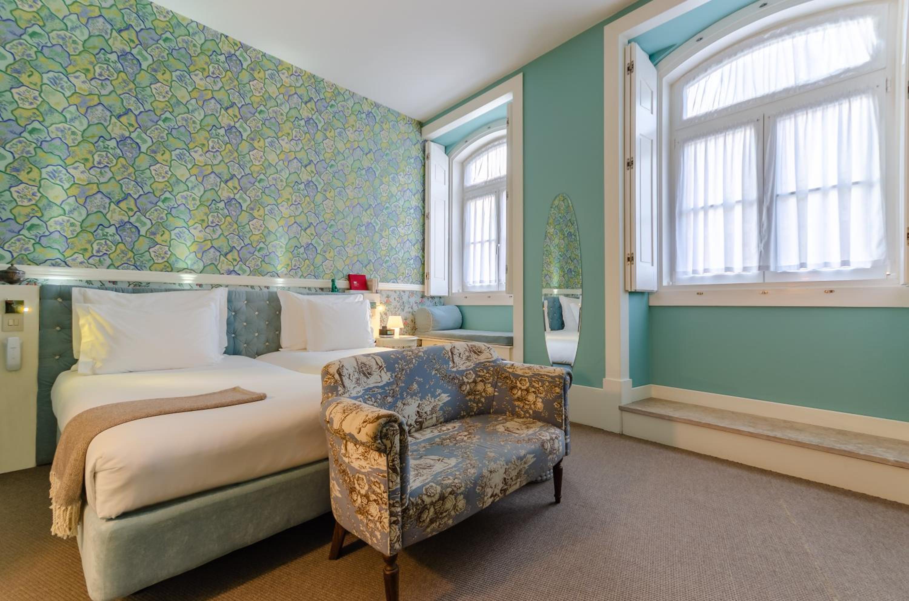 Superior Double Room with City View thumbnail 6