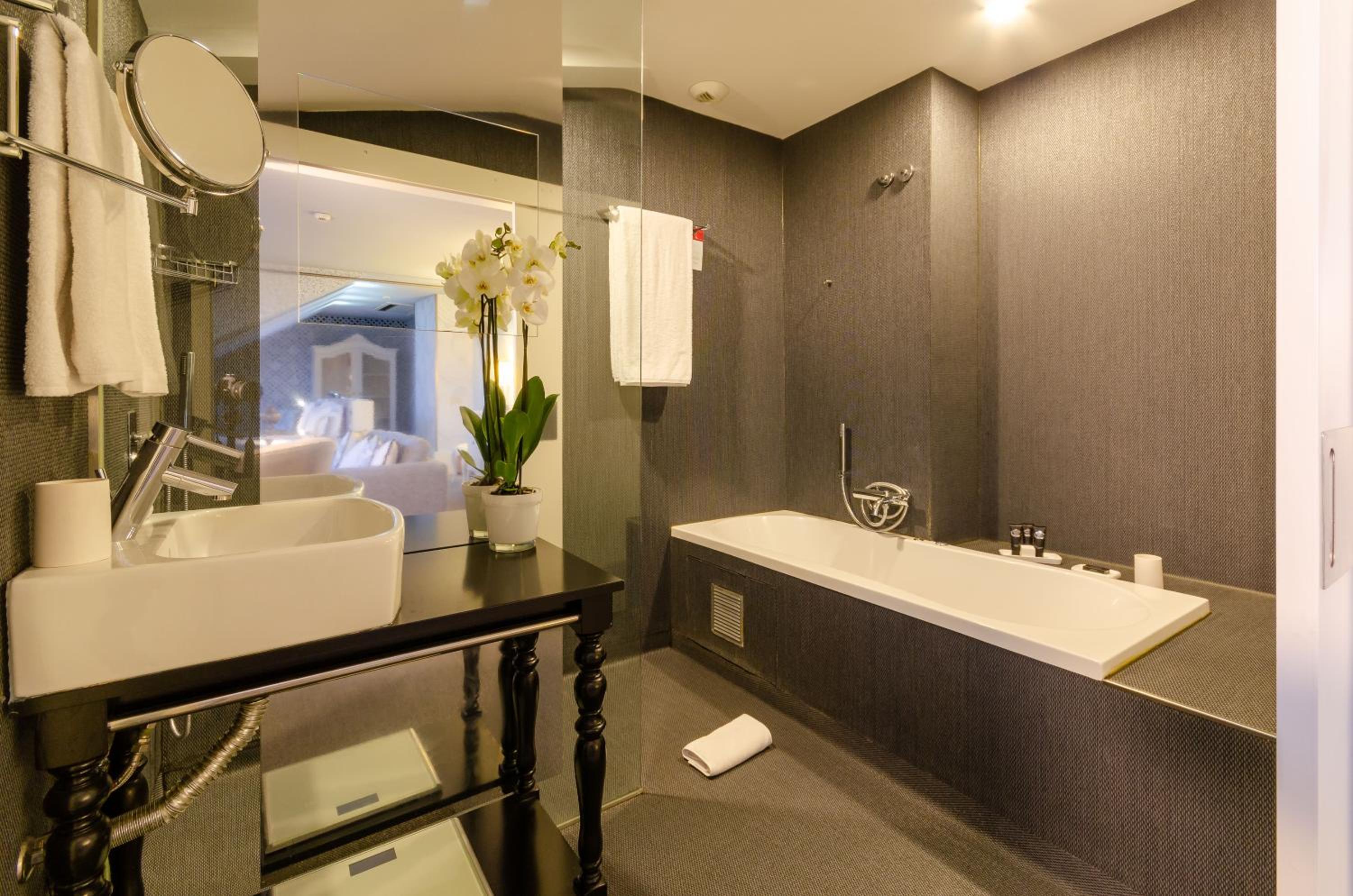 Suite - Photo 2