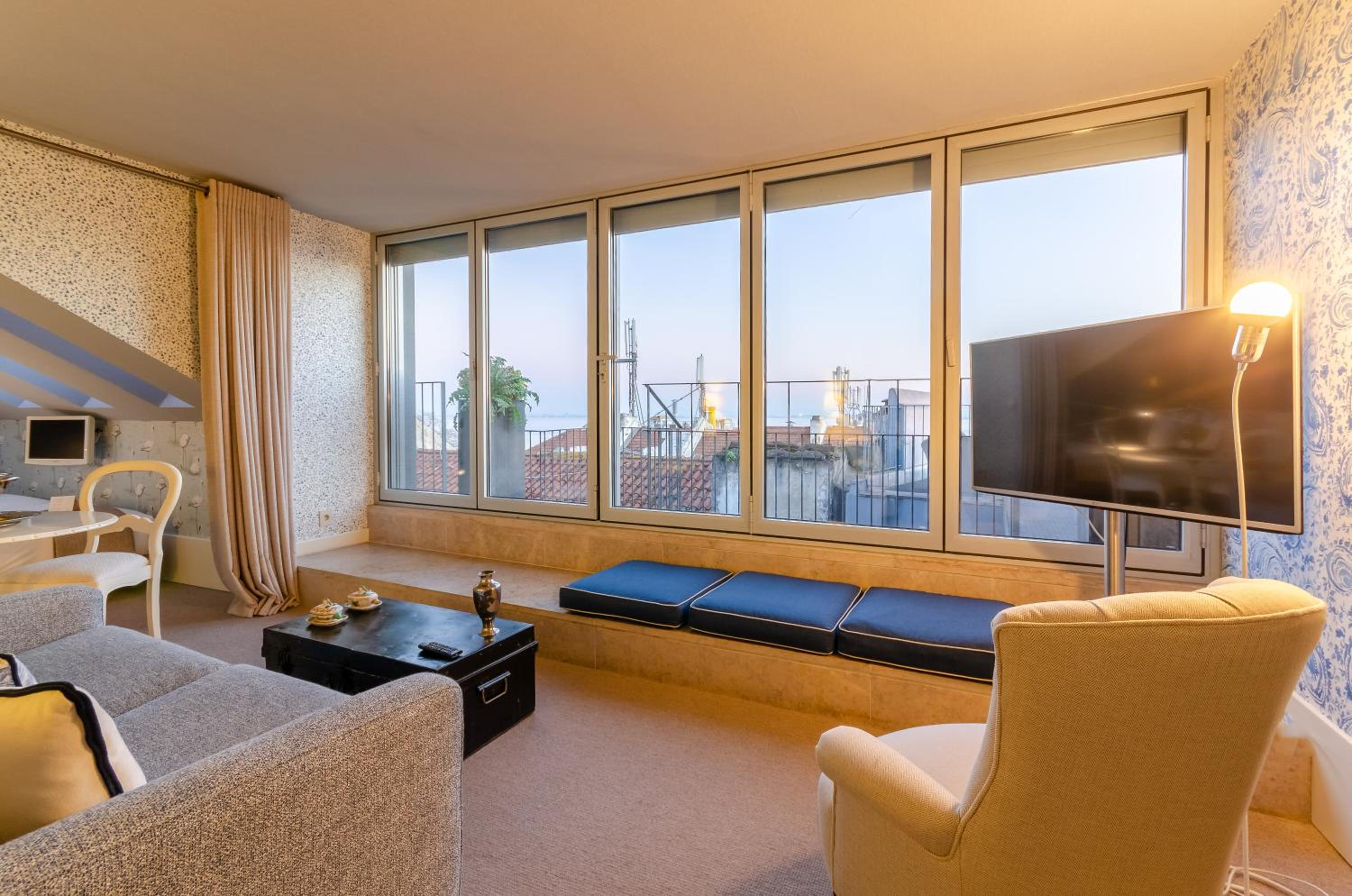 Suite - Photo 1