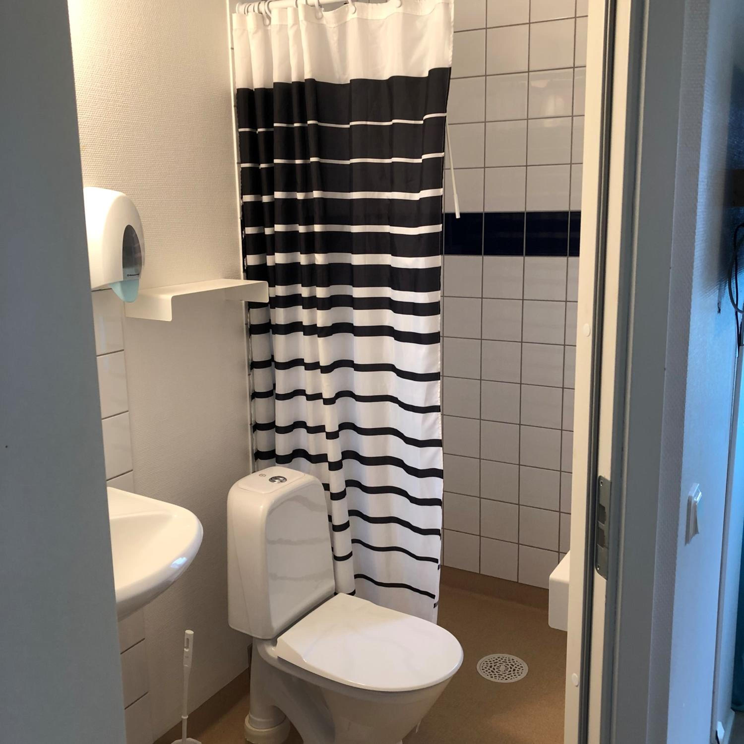 Double or Twin Room with Private Bathroom - Photo 2