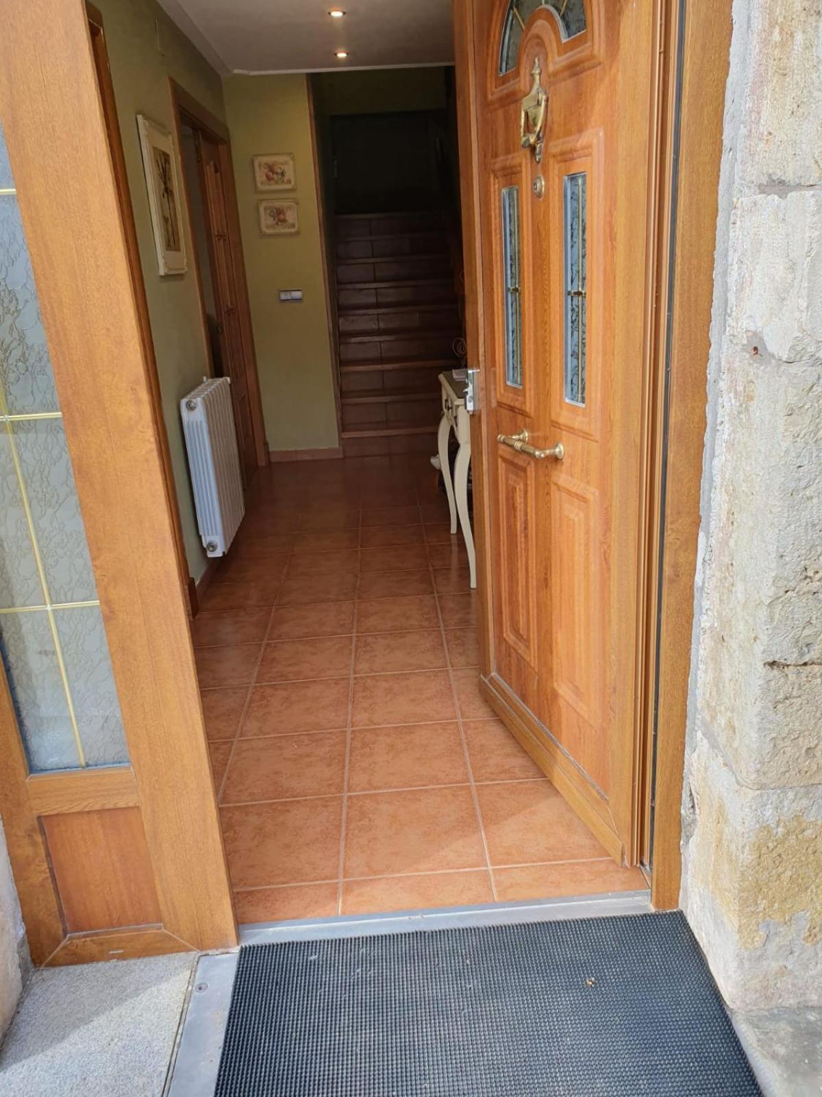 Five-Bedroom House photo 2