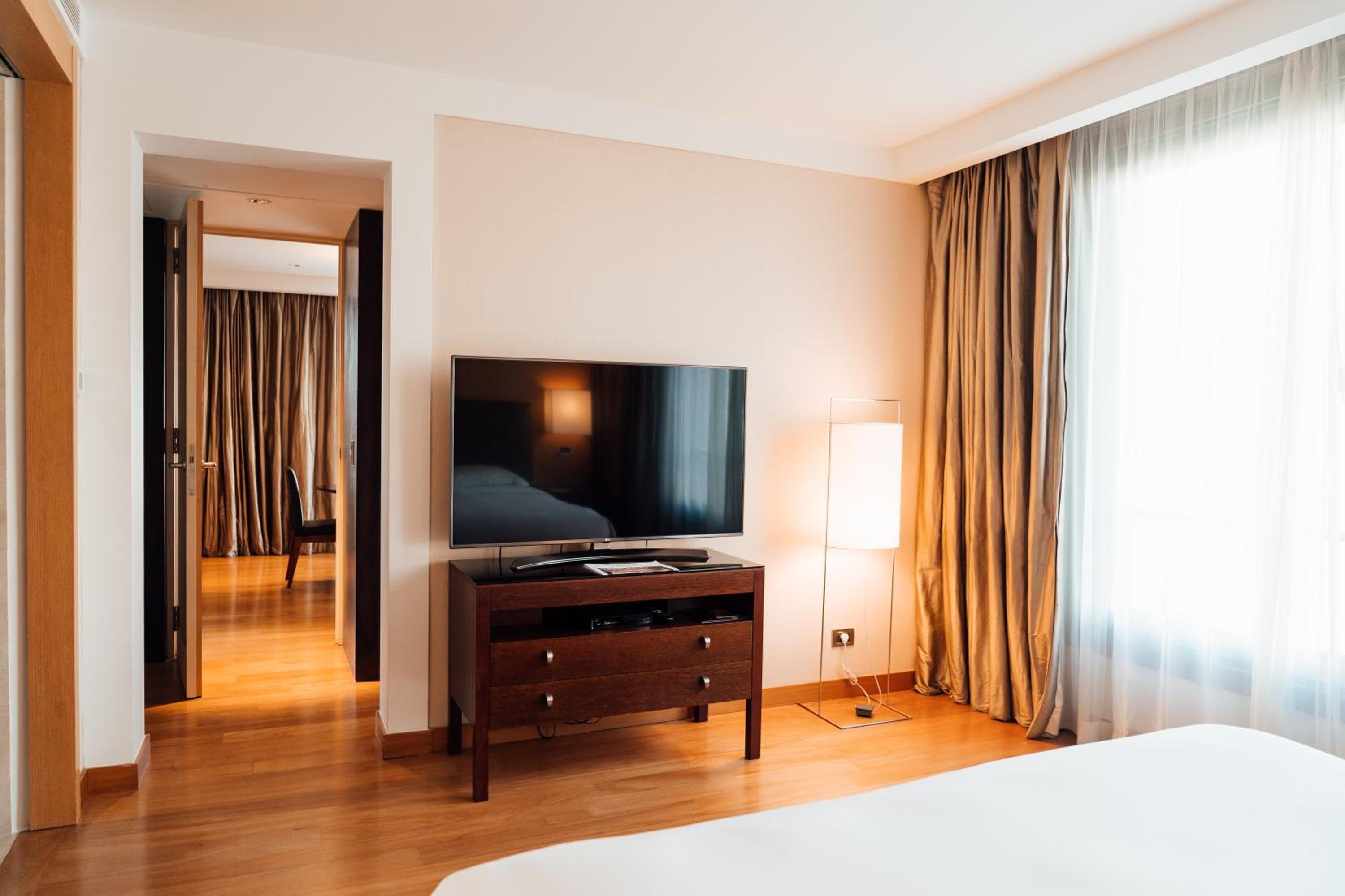 One-Bedroom Suite thumbnail 5