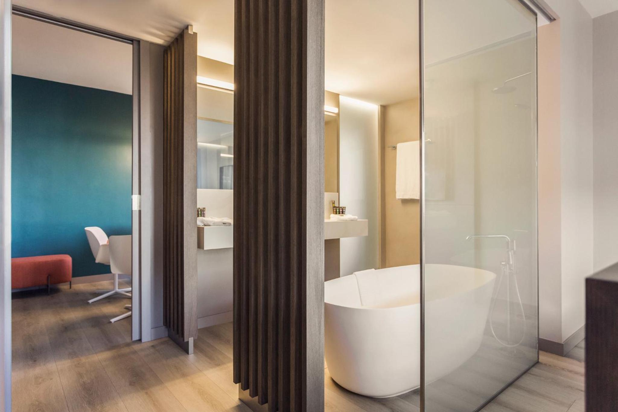 Junior Queen Suite - Plaza Building - Photo 13