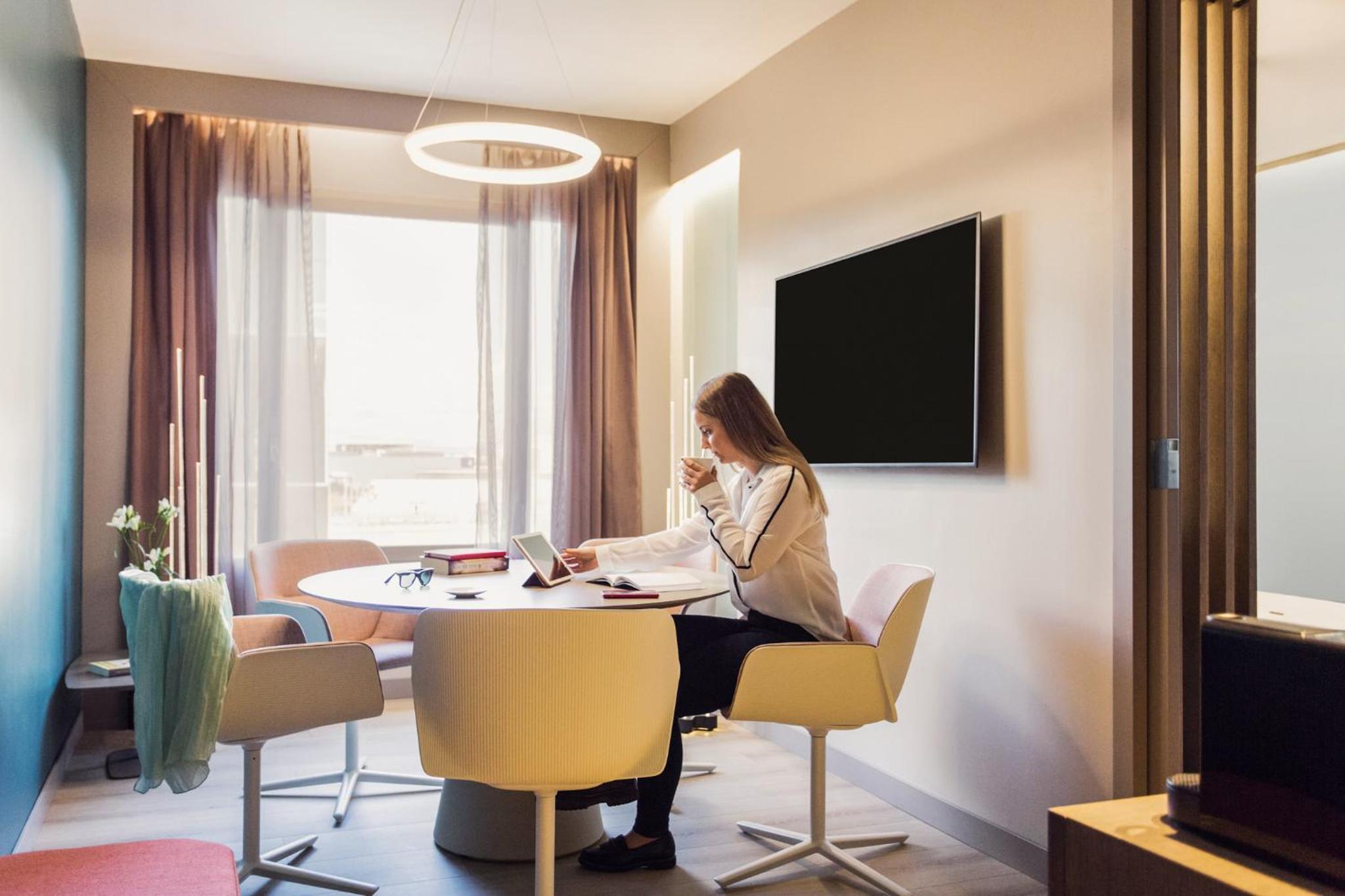 Junior Queen Suite - Plaza Building - Photo 11