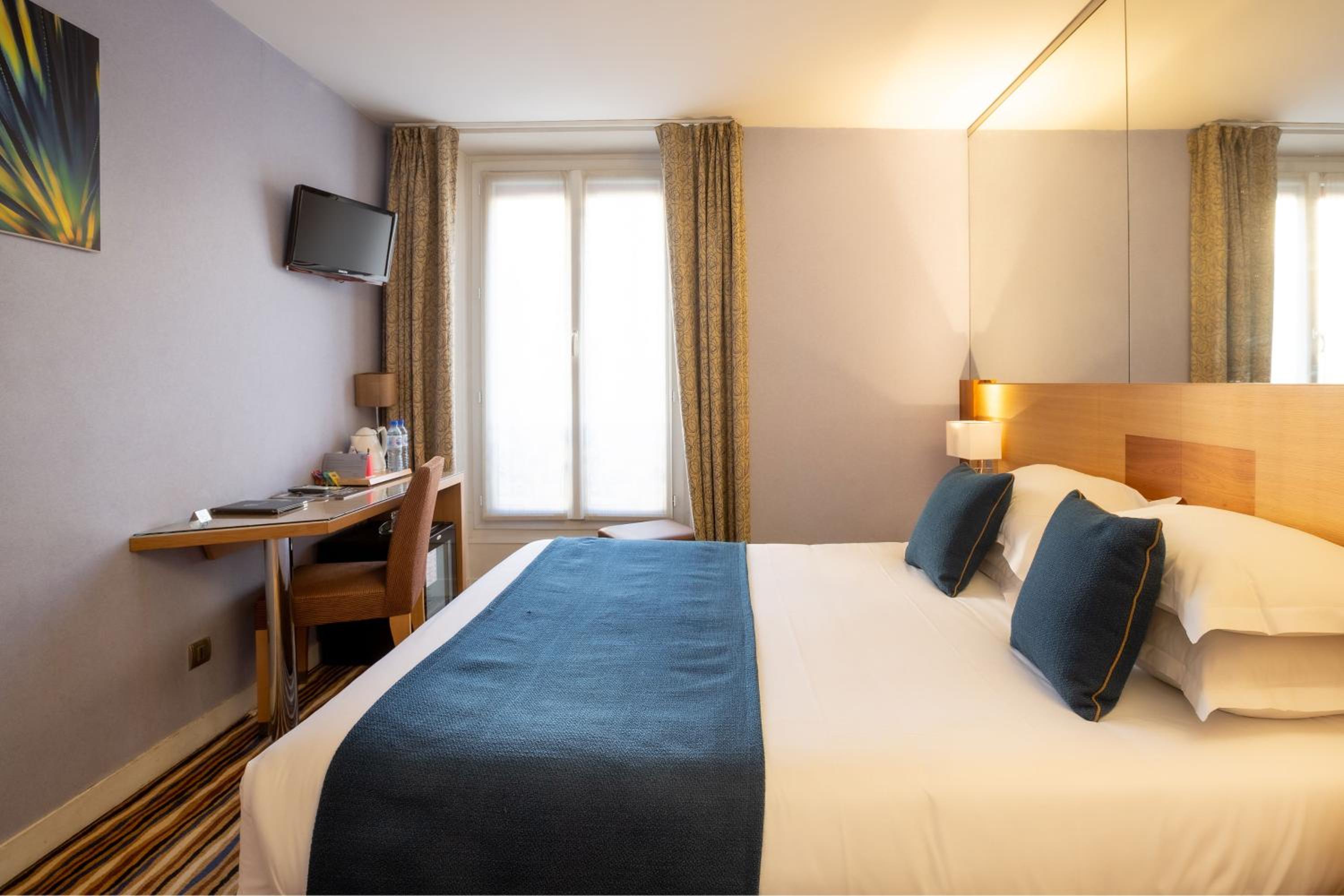 Classic Double or Twin Room - Free Bottle of Champagne photo 3