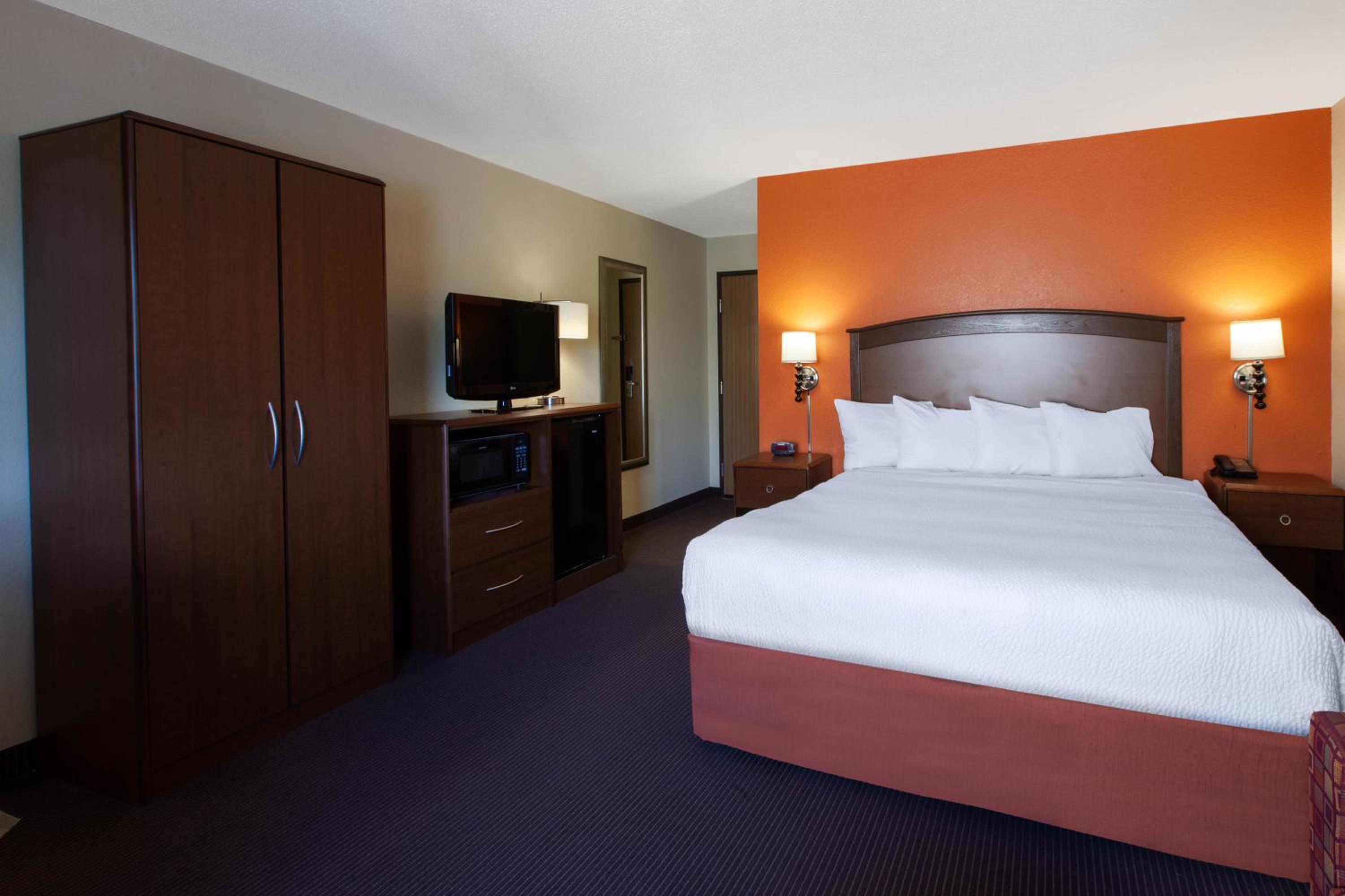 King Room - Non-Smoking - Photo 3