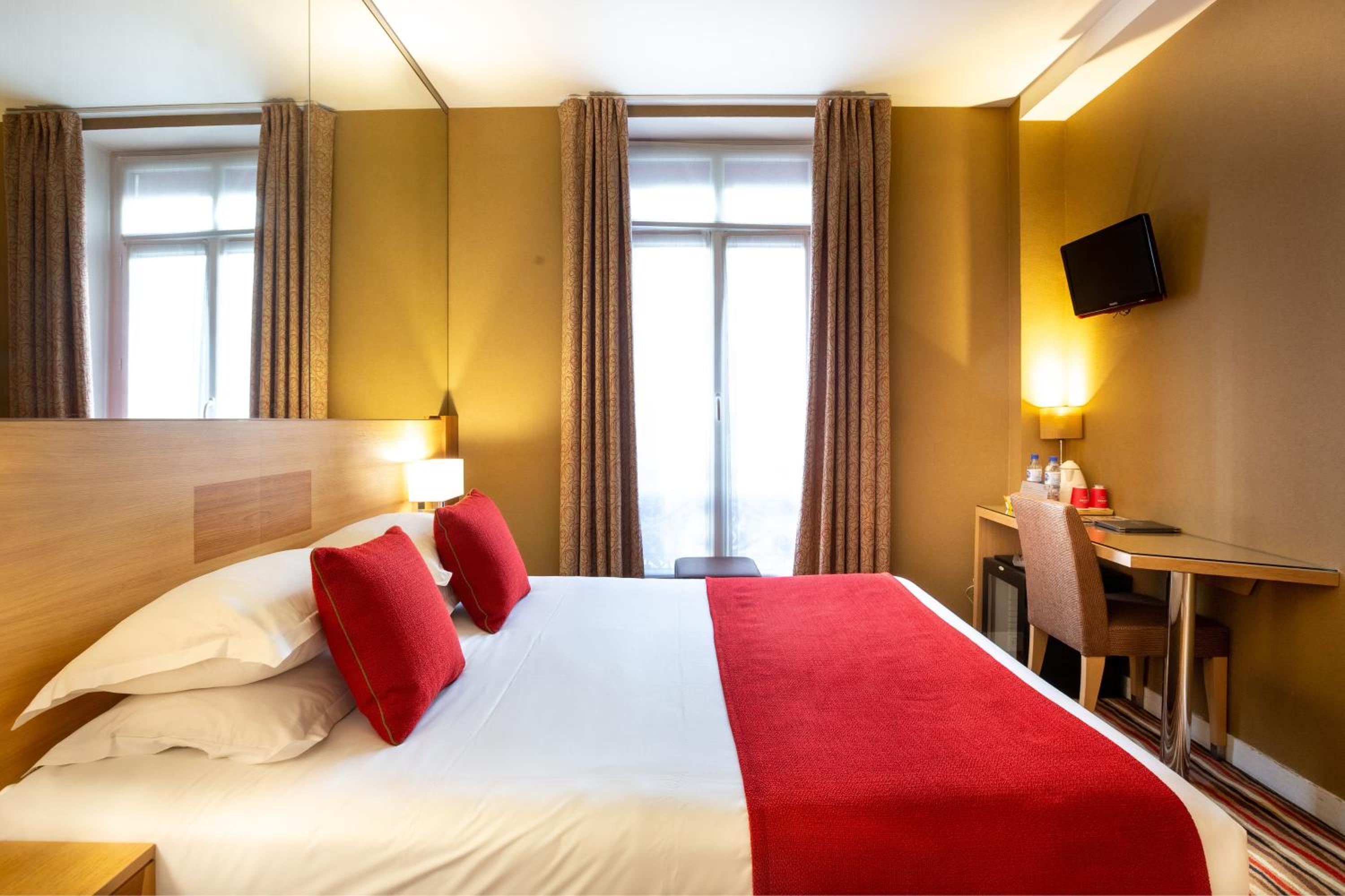 Classic Double or Twin Room - Free Bottle of Champagne photo 2