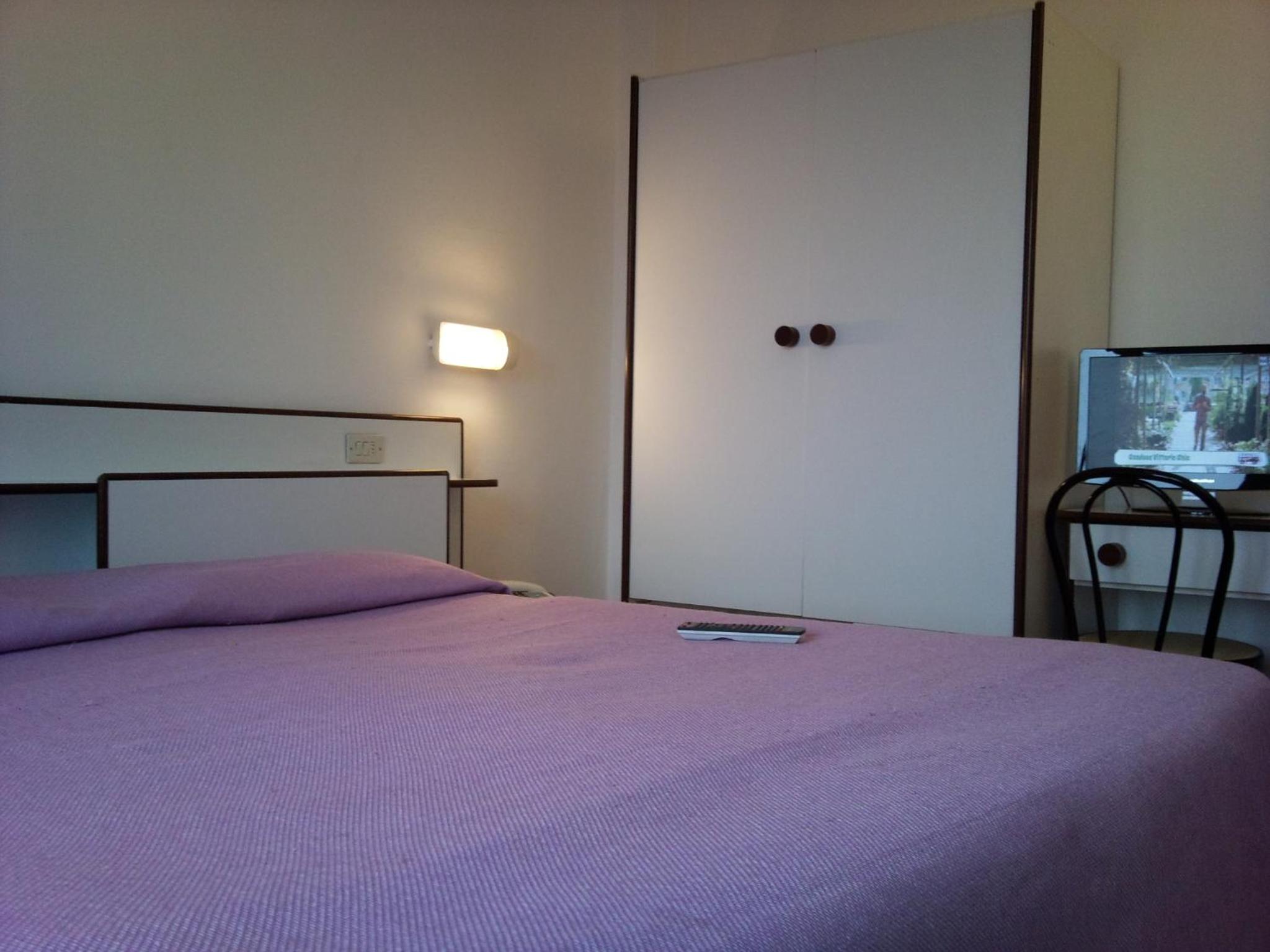 Twin Room with Private Bathroom photo 2