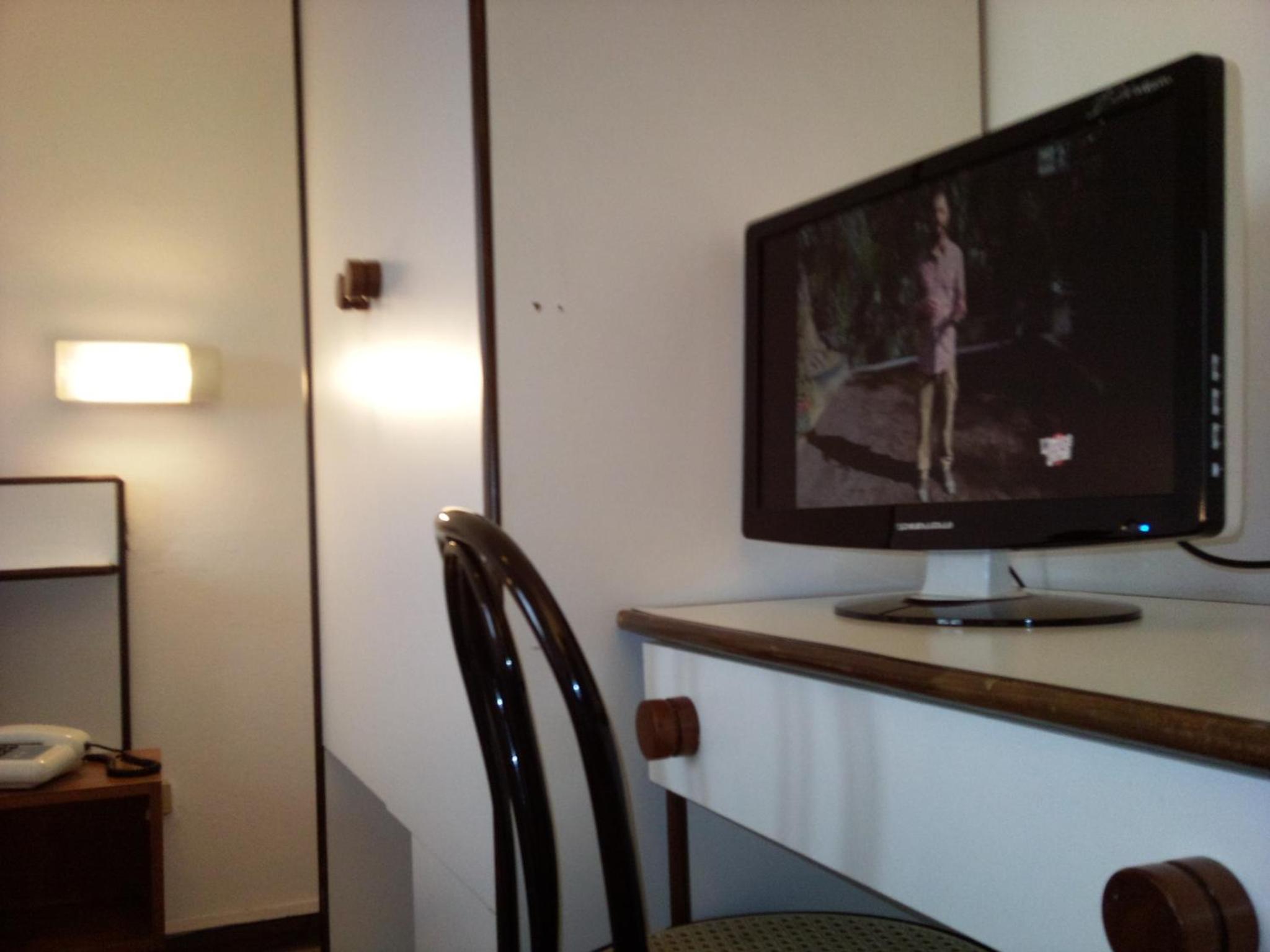 Twin Room with Private Bathroom photo 3