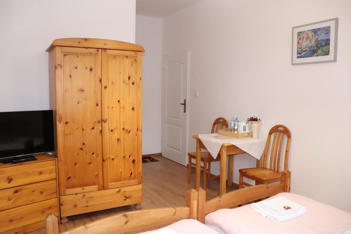 Deluxe King Room - Photo 9