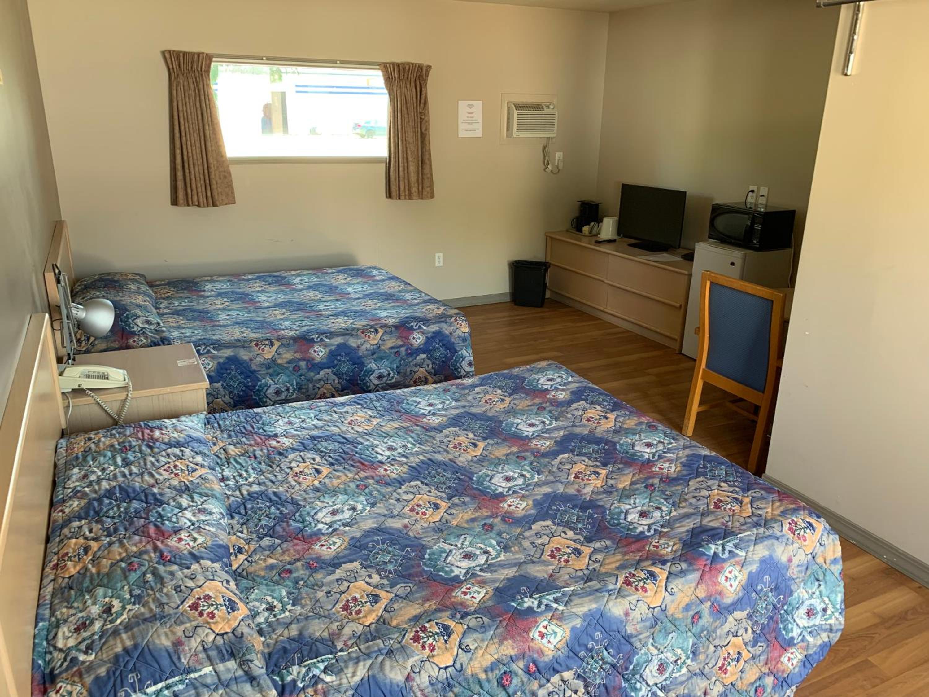Deluxe Queen Room with Two Queen Beds - Photo 4