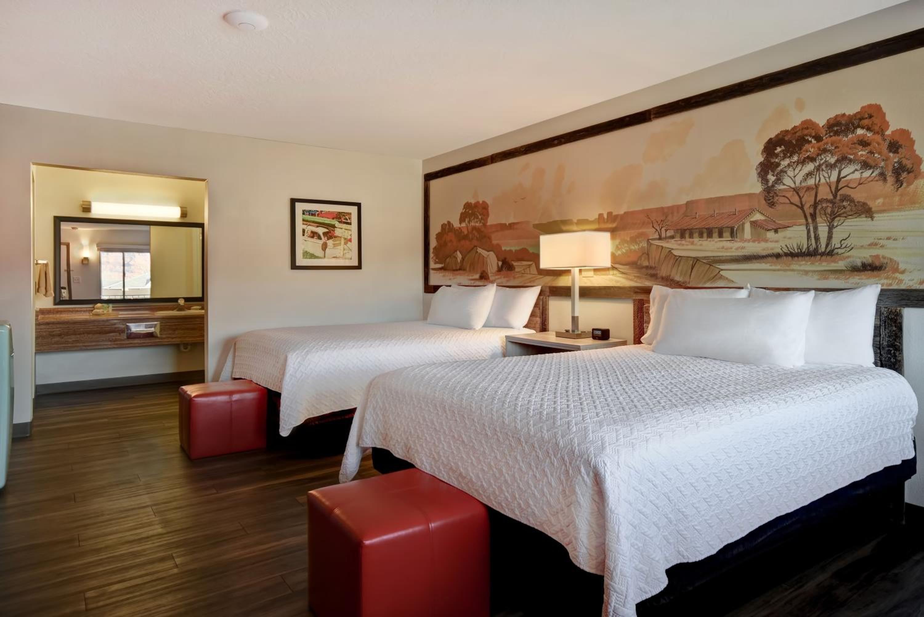 Queen Room with Two Queen Beds - Non-Smoking - Photo 2