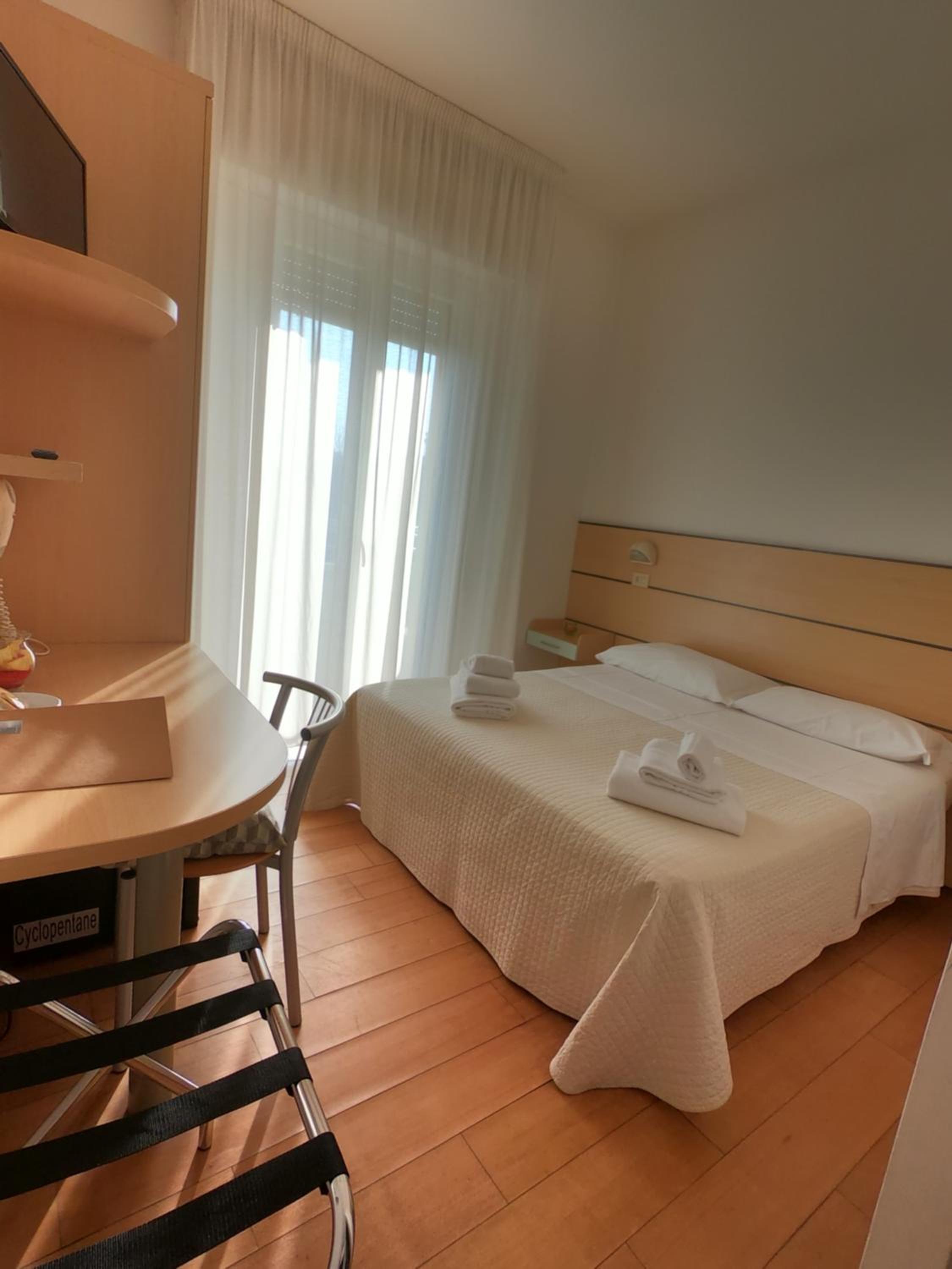 Double or Twin Room with Balcony - Photo 9