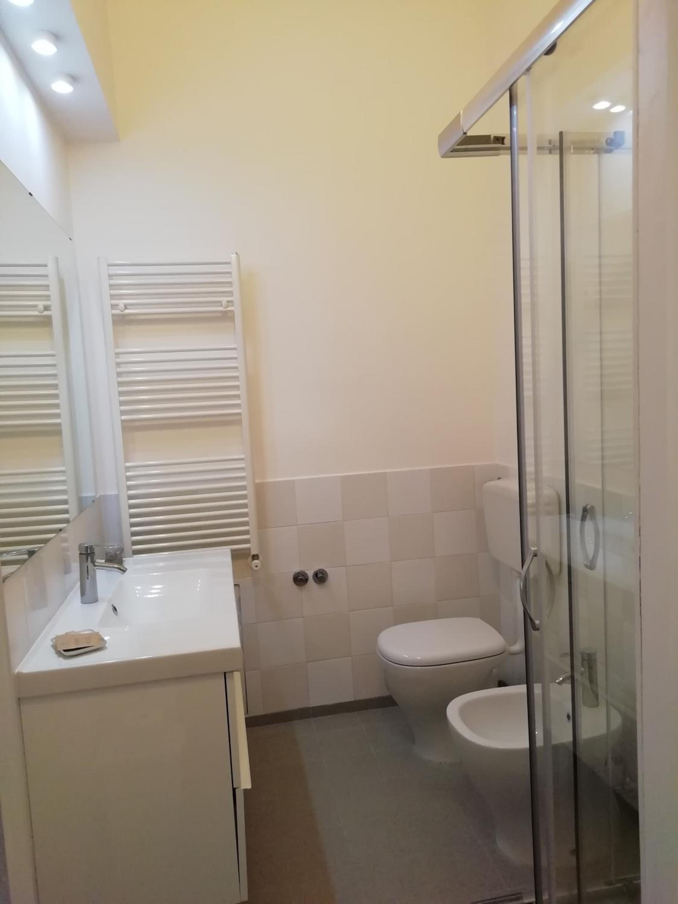 Twin Room with Private Bathroom - Photo 4
